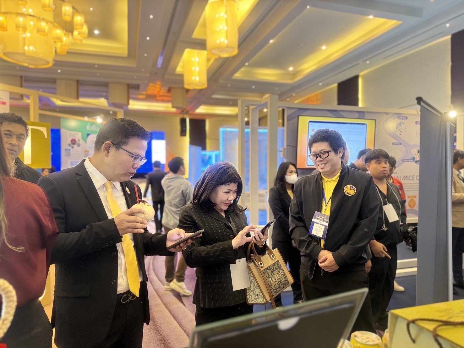 เปิดตัว OTOP 5 ดาววันแรก ยอดขายพุ่ง กว่า 3 หมื่นบาท !! พช. ฉะเชิงเทรา ร่วมออกนิทรรศการงาน Mini EEC Fair 2024 “น่าอยู่ น่าเที่ยว น่าลงทุน”