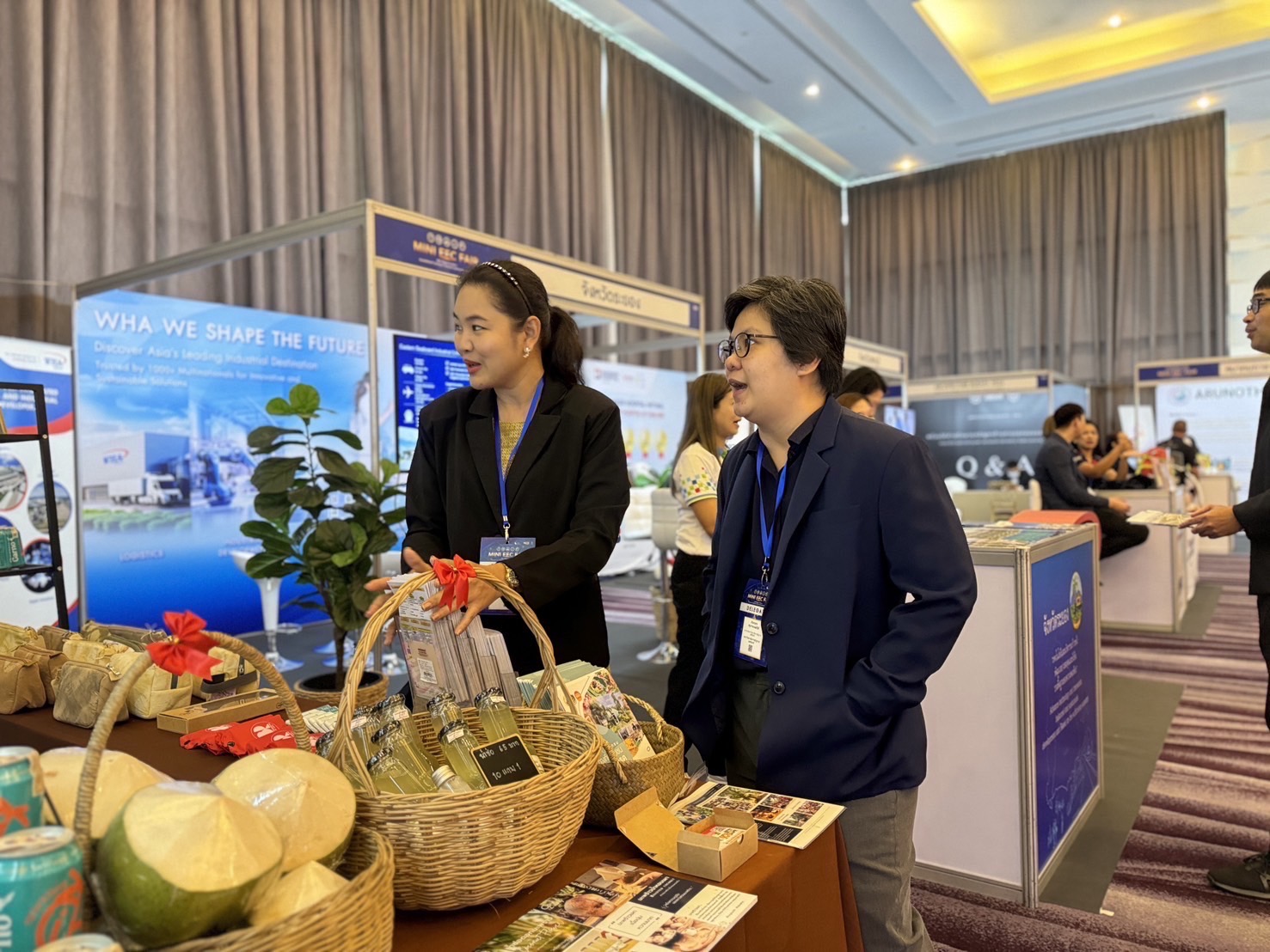 เปิดตัว OTOP 5 ดาววันแรก ยอดขายพุ่ง กว่า 3 หมื่นบาท !! พช. ฉะเชิงเทรา ร่วมออกนิทรรศการงาน Mini EEC Fair 2024 “น่าอยู่ น่าเที่ยว น่าลงทุน”