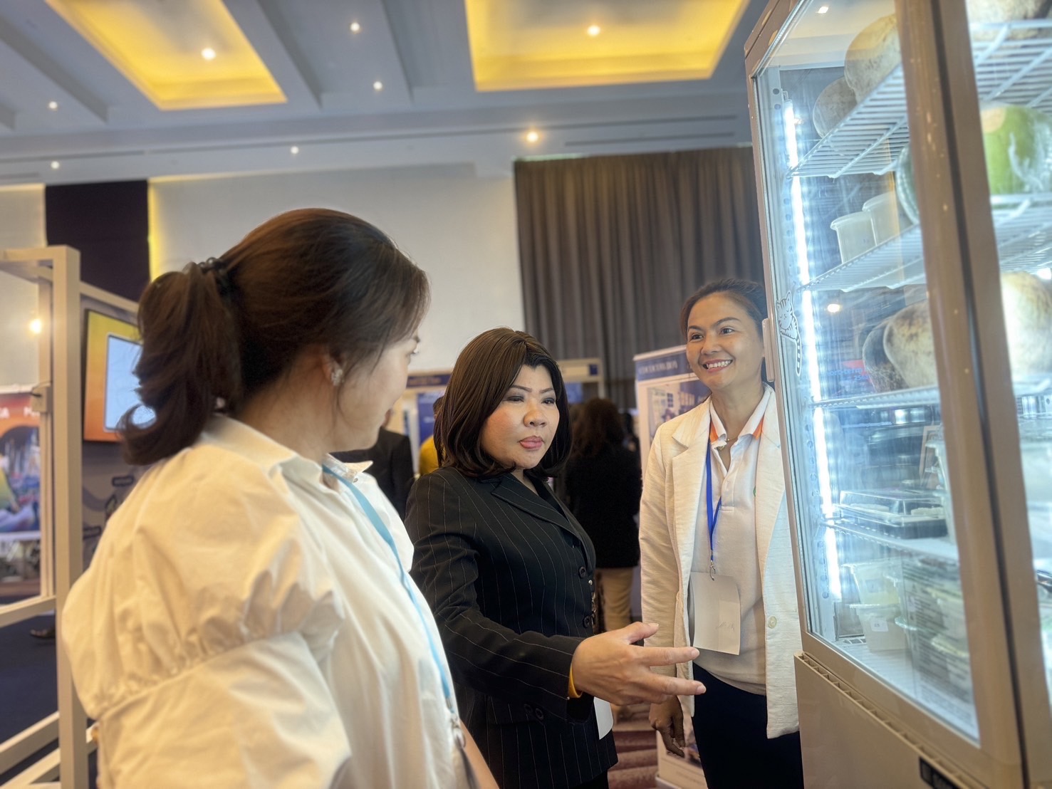 เปิดตัว OTOP 5 ดาววันแรก ยอดขายพุ่ง กว่า 3 หมื่นบาท !! พช. ฉะเชิงเทรา ร่วมออกนิทรรศการงาน Mini EEC Fair 2024 “น่าอยู่ น่าเที่ยว น่าลงทุน”