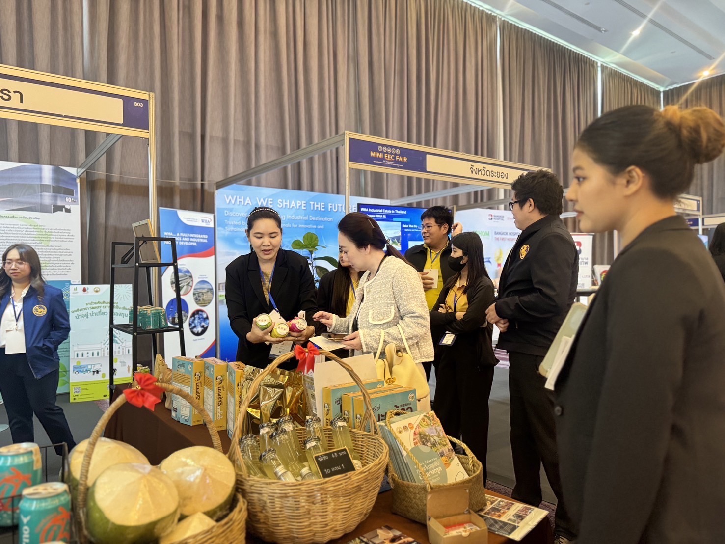 เปิดตัว OTOP 5 ดาววันแรก ยอดขายพุ่ง กว่า 3 หมื่นบาท !! พช. ฉะเชิงเทรา ร่วมออกนิทรรศการงาน Mini EEC Fair 2024 “น่าอยู่ น่าเที่ยว น่าลงทุน”