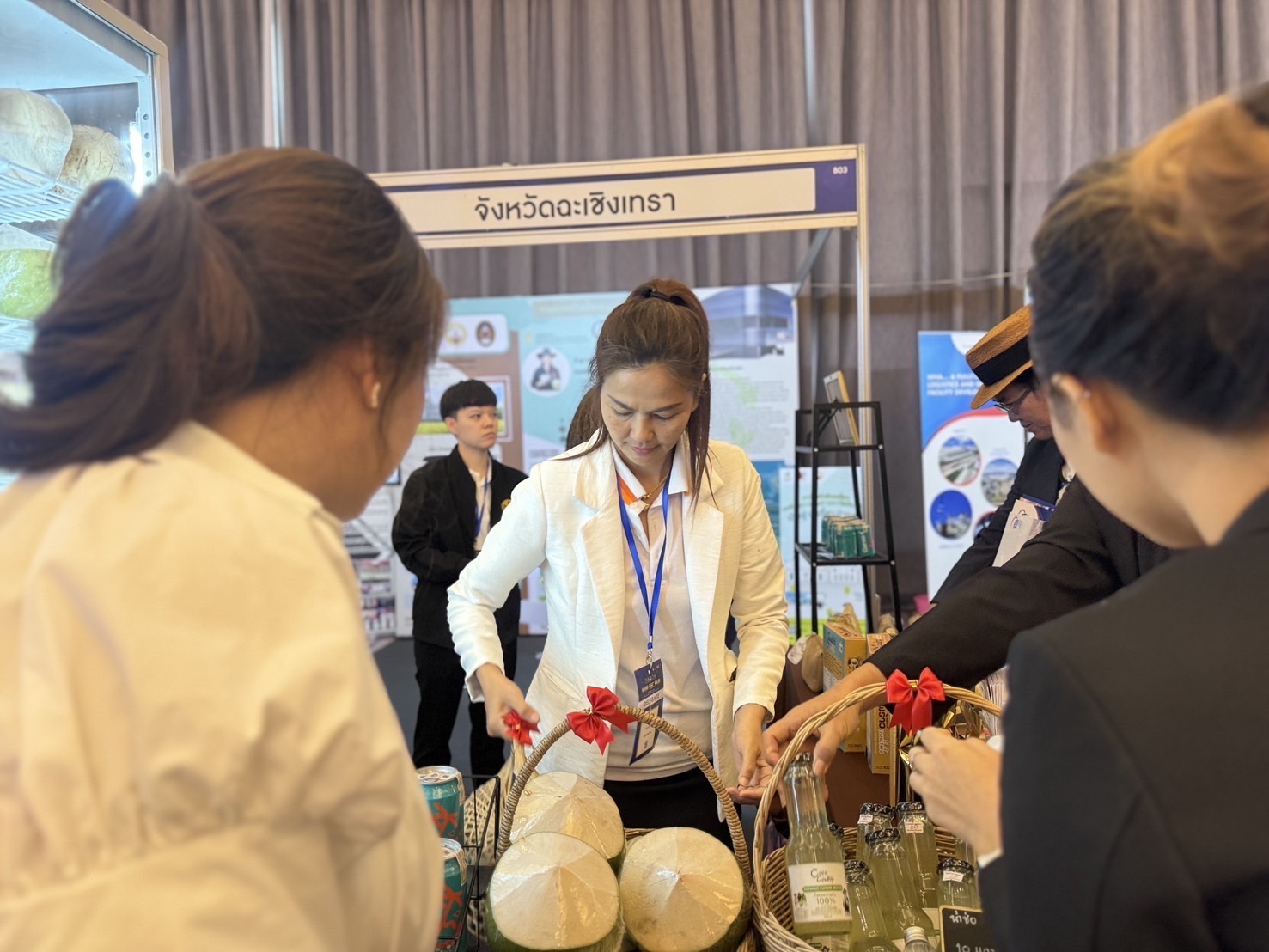 เปิดตัว OTOP 5 ดาววันแรก ยอดขายพุ่ง กว่า 3 หมื่นบาท !! พช. ฉะเชิงเทรา ร่วมออกนิทรรศการงาน Mini EEC Fair 2024 “น่าอยู่ น่าเที่ยว น่าลงทุน”