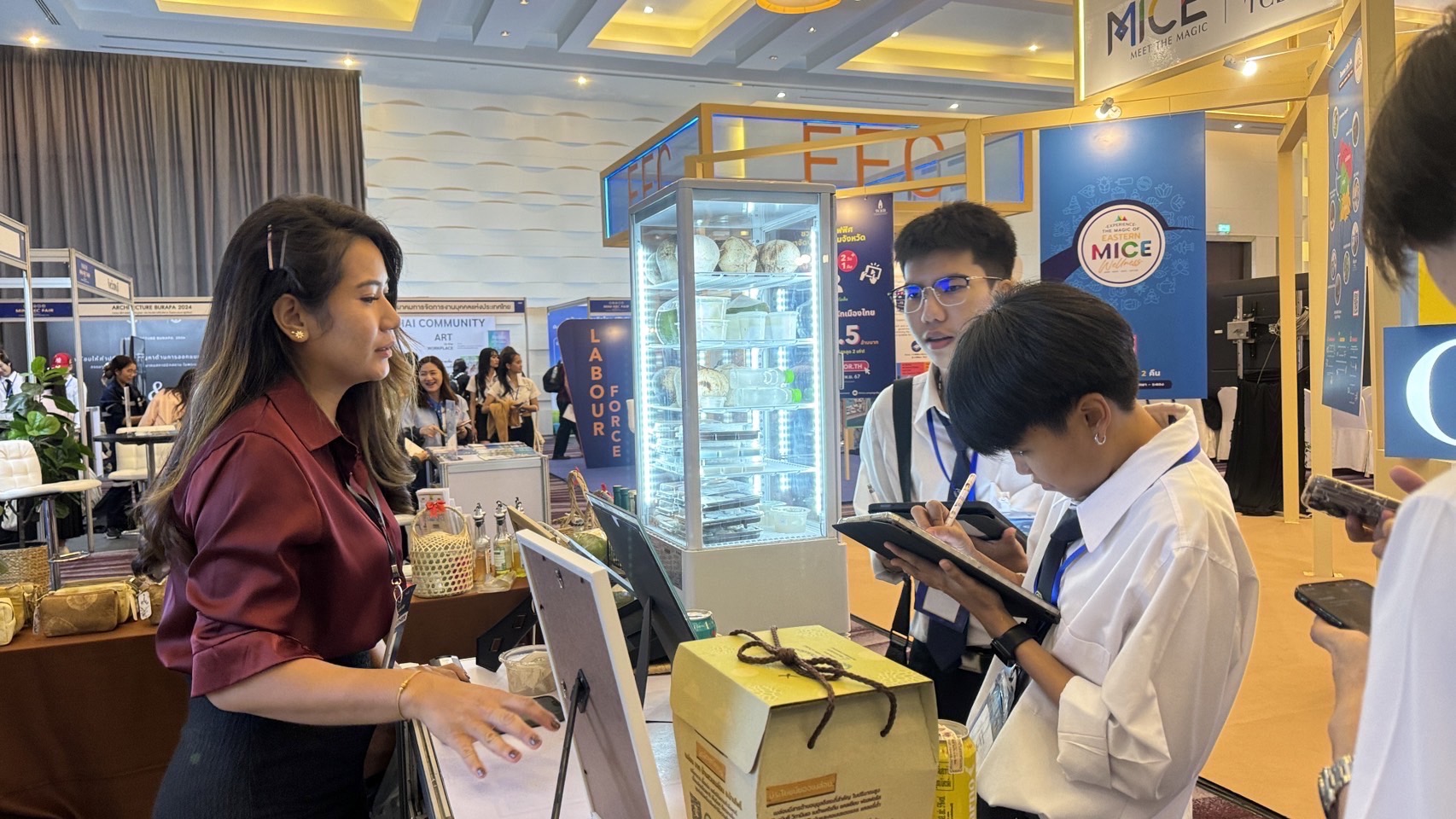 เปิดตัว OTOP 5 ดาววันแรก ยอดขายพุ่ง กว่า 3 หมื่นบาท !! พช. ฉะเชิงเทรา ร่วมออกนิทรรศการงาน Mini EEC Fair 2024 “น่าอยู่ น่าเที่ยว น่าลงทุน”