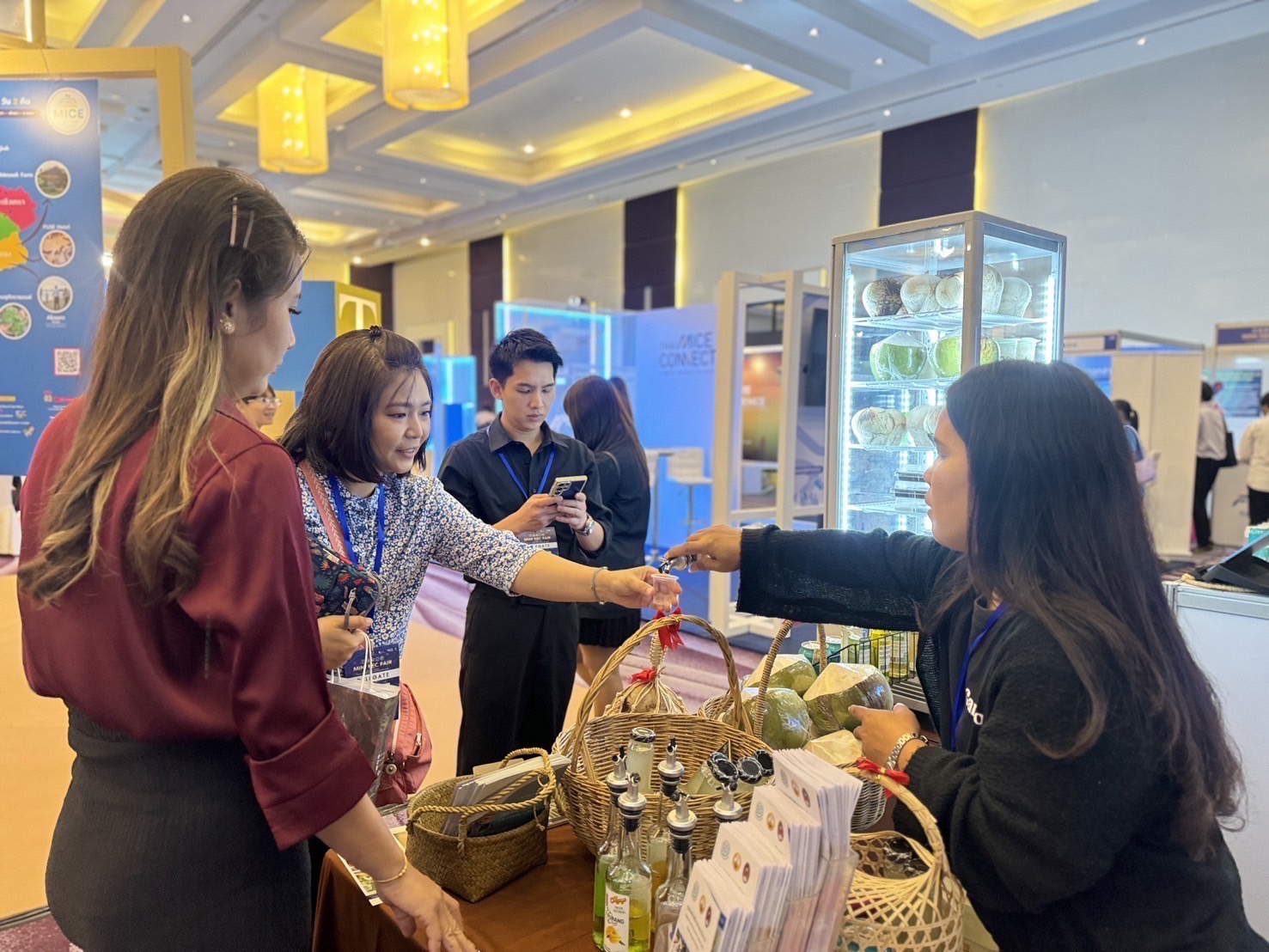 เปิดตัว OTOP 5 ดาววันแรก ยอดขายพุ่ง กว่า 3 หมื่นบาท !! พช. ฉะเชิงเทรา ร่วมออกนิทรรศการงาน Mini EEC Fair 2024 “น่าอยู่ น่าเที่ยว น่าลงทุน”