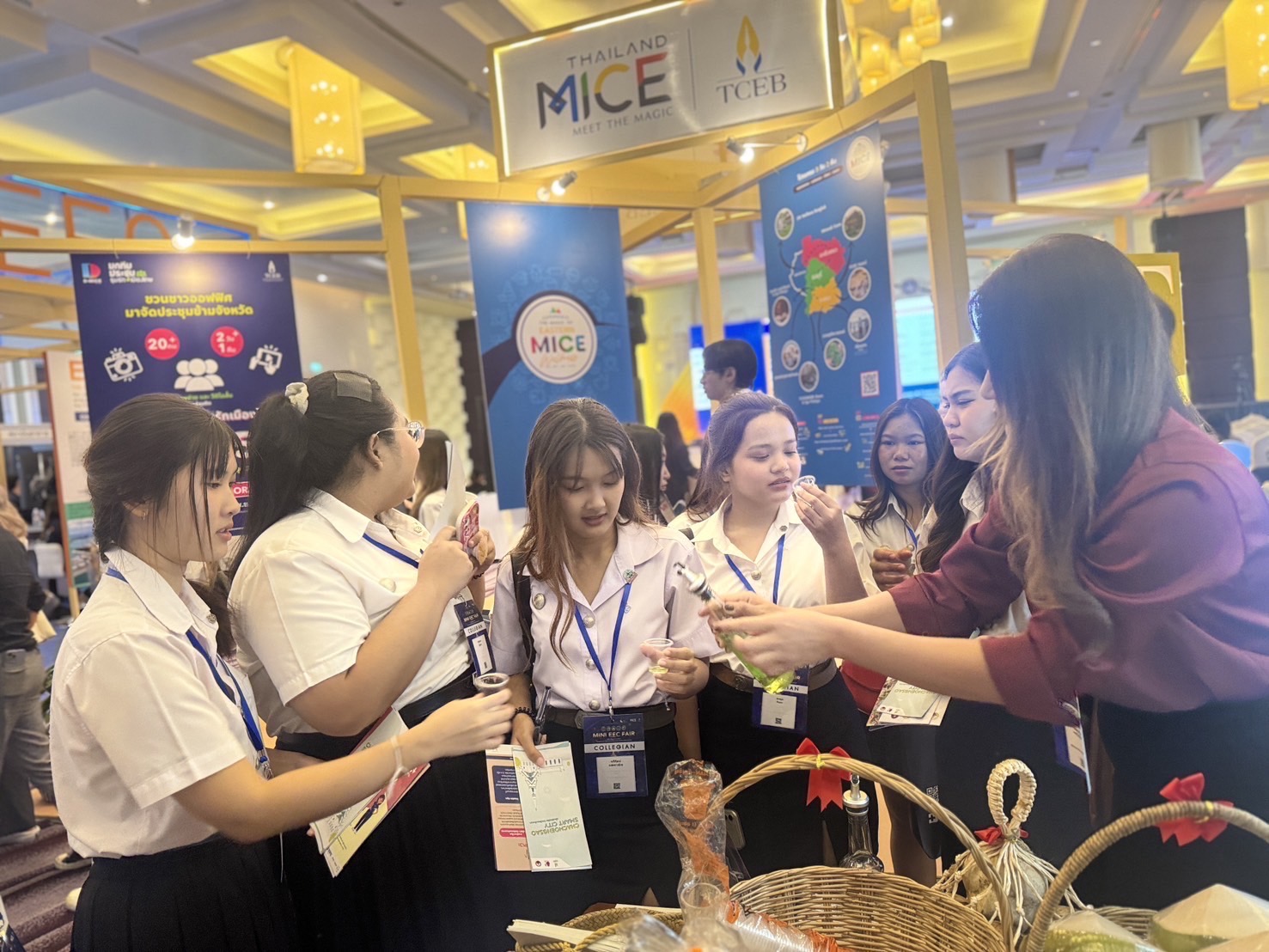 เปิดตัว OTOP 5 ดาววันแรก ยอดขายพุ่ง กว่า 3 หมื่นบาท !! พช. ฉะเชิงเทรา ร่วมออกนิทรรศการงาน Mini EEC Fair 2024 “น่าอยู่ น่าเที่ยว น่าลงทุน”