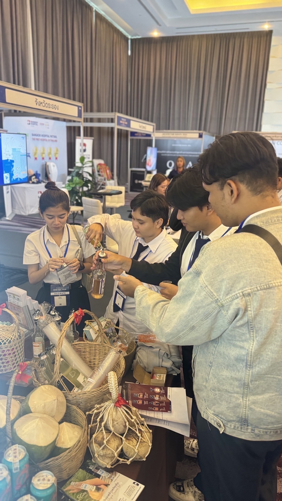 เปิดตัว OTOP 5 ดาววันแรก ยอดขายพุ่ง กว่า 3 หมื่นบาท !! พช. ฉะเชิงเทรา ร่วมออกนิทรรศการงาน Mini EEC Fair 2024 “น่าอยู่ น่าเที่ยว น่าลงทุน”