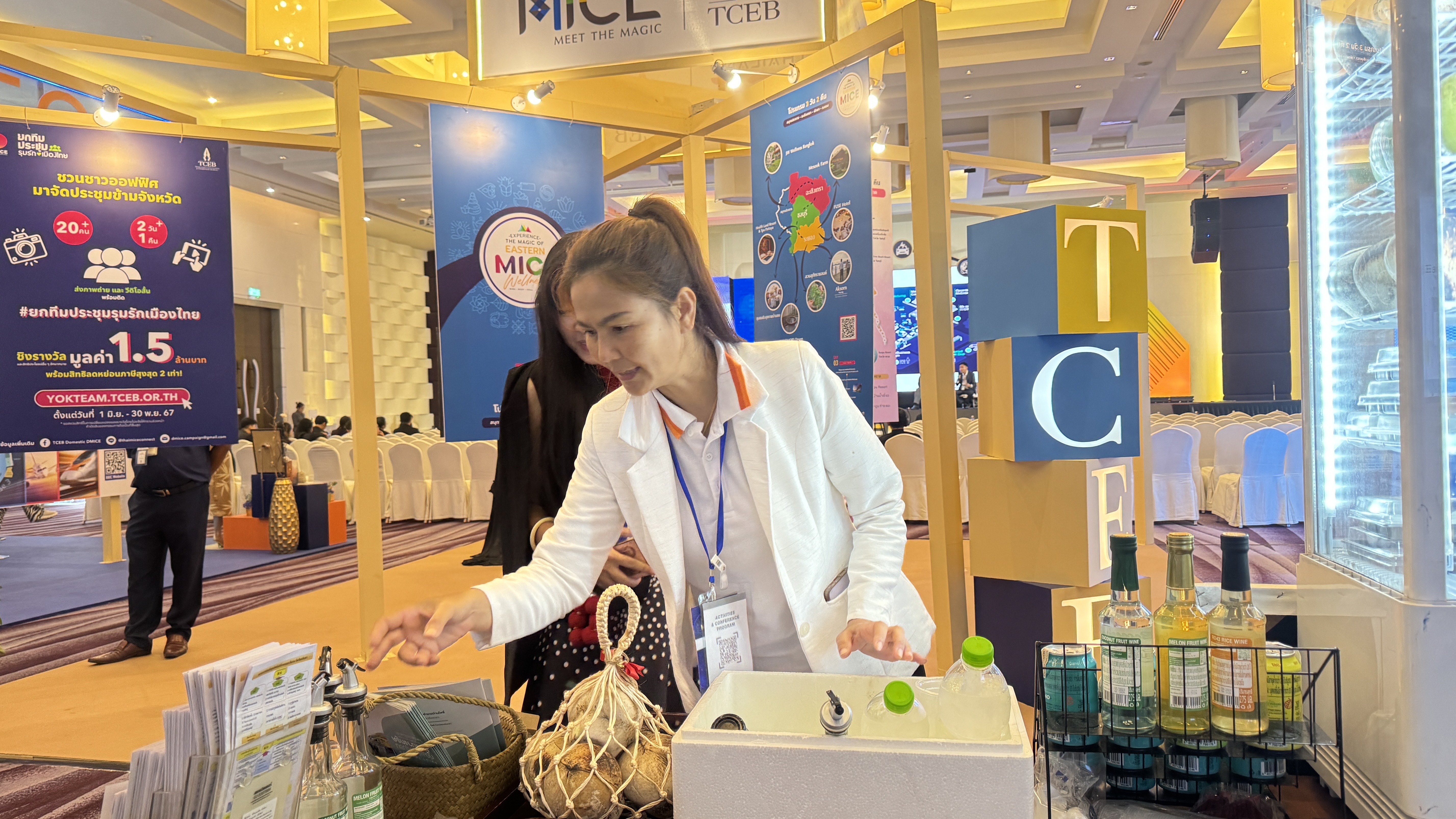 เปิดตัว OTOP 5 ดาววันแรก ยอดขายพุ่ง กว่า 3 หมื่นบาท !! พช. ฉะเชิงเทรา ร่วมออกนิทรรศการงาน Mini EEC Fair 2024 “น่าอยู่ น่าเที่ยว น่าลงทุน”