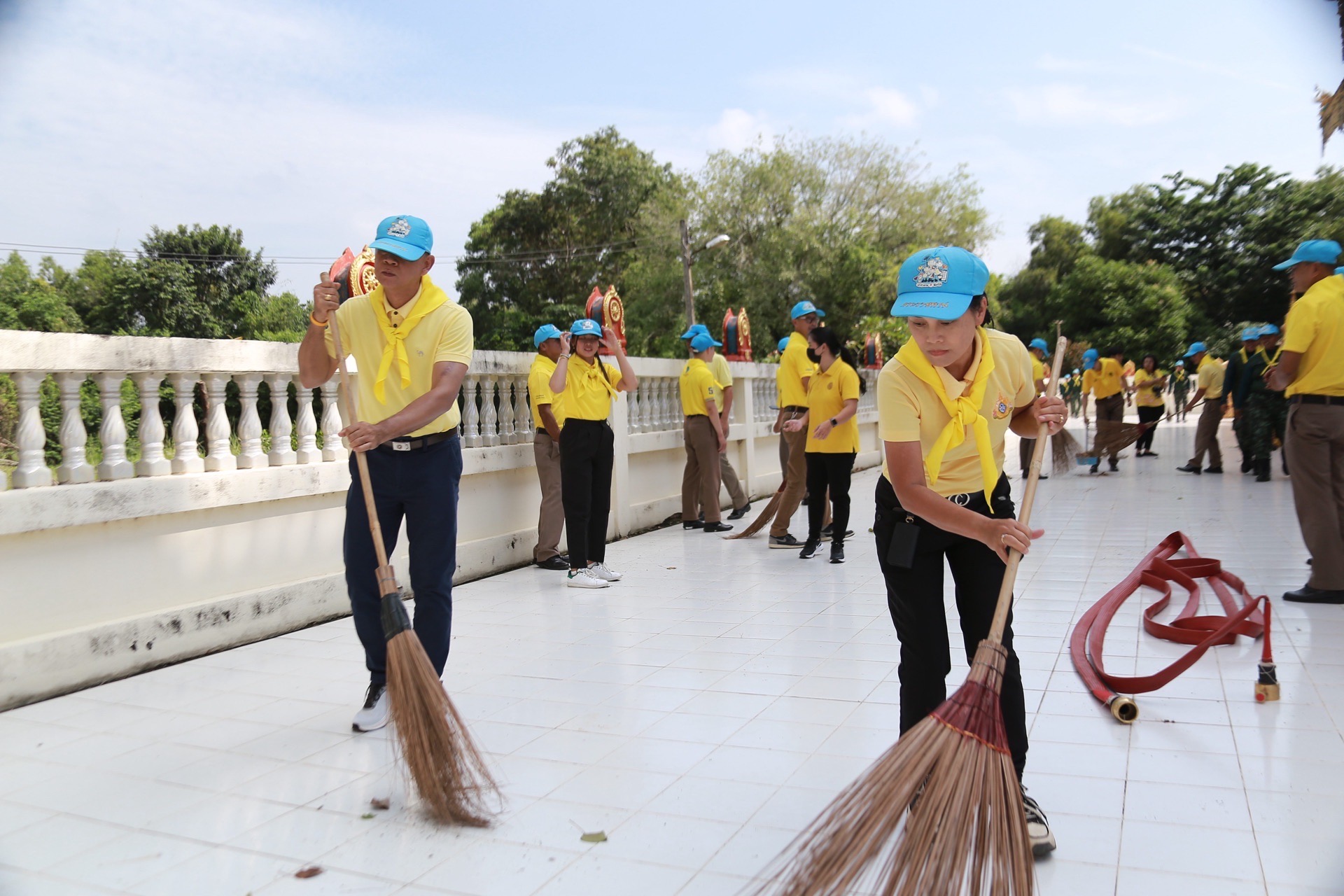 เราทำความดีด้วยหัวใจ ! พช.ฉะเชิงเทรา ร่วมจิตอาสา รวมพลังทำความสะอาดวัดหนองปลาตะเพียน เฉลิมพระเกียรติในหลวง ร.9 วันนวมินทรมหาราช