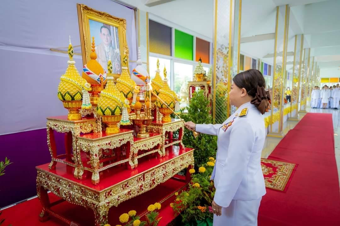 พช. ฉะเชิงเทรา ร่วมพิธีทำบุญตักบาตรถวายพระราชกุศล พิธีวางพวงมาลา และพิธีสวดมนต์ แสดงพระธรรมเทศนา และสวดมาติกา ถวายเป็นพระราชกุศลแด่พระบาทสมเด็จพระบรมชนกาธิเบศร มหาภูมิพลอดุลยเดชมหาราช บรมนาถบพิตร เนื่องในวันนวมินทรมหาราช 13 ตุลาคม 2567