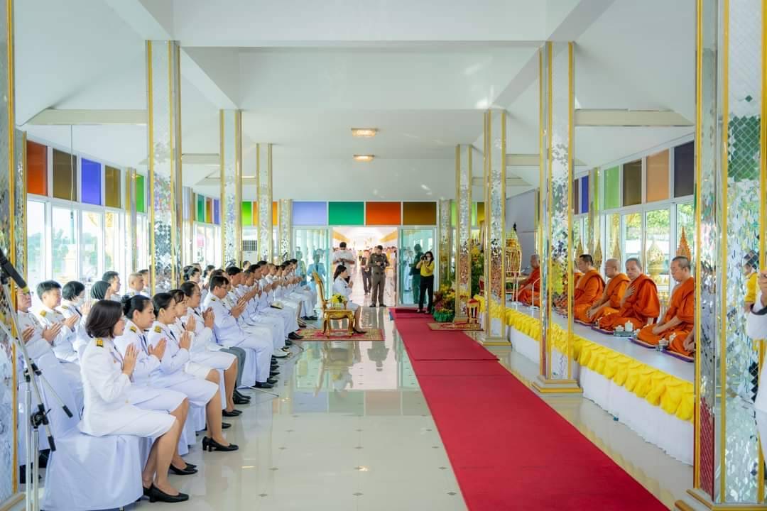 พช. ฉะเชิงเทรา ร่วมพิธีทำบุญตักบาตรถวายพระราชกุศล พิธีวางพวงมาลา และพิธีสวดมนต์ แสดงพระธรรมเทศนา และสวดมาติกา ถวายเป็นพระราชกุศลแด่พระบาทสมเด็จพระบรมชนกาธิเบศร มหาภูมิพลอดุลยเดชมหาราช บรมนาถบพิตร เนื่องในวันนวมินทรมหาราช 13 ตุลาคม 2567