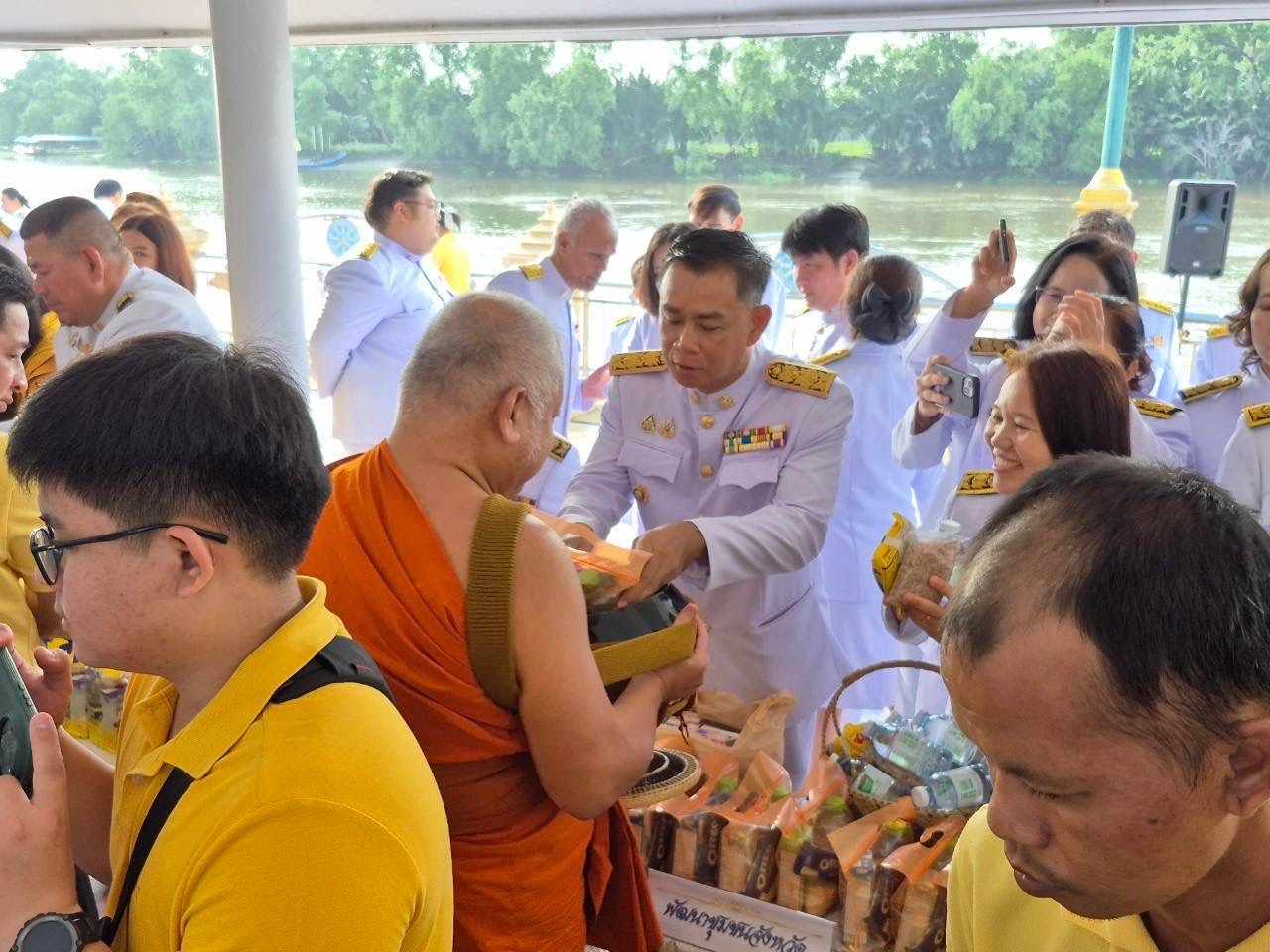 พช. ฉะเชิงเทรา ร่วมพิธีทำบุญตักบาตรถวายพระราชกุศล พิธีวางพวงมาลา และพิธีสวดมนต์ แสดงพระธรรมเทศนา และสวดมาติกา ถวายเป็นพระราชกุศลแด่พระบาทสมเด็จพระบรมชนกาธิเบศร มหาภูมิพลอดุลยเดชมหาราช บรมนาถบพิตร เนื่องในวันนวมินทรมหาราช 13 ตุลาคม 2567