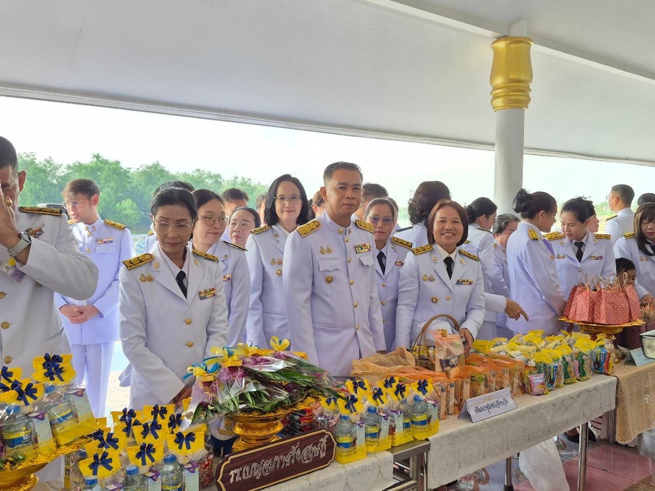 พช. ฉะเชิงเทรา ร่วมพิธีทำบุญตักบาตรถวายพระราชกุศล พิธีวางพวงมาลา และพิธีสวดมนต์ แสดงพระธรรมเทศนา และสวดมาติกา ถวายเป็นพระราชกุศลแด่พระบาทสมเด็จพระบรมชนกาธิเบศร มหาภูมิพลอดุลยเดชมหาราช บรมนาถบพิตร เนื่องในวันนวมินทรมหาราช 13 ตุลาคม 2567