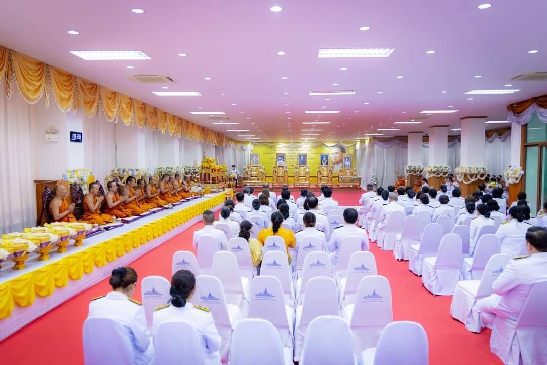 พช. ฉะเชิงเทรา ร่วมพิธีทำบุญตักบาตรถวายพระราชกุศล พิธีวางพวงมาลา และพิธีสวดมนต์ แสดงพระธรรมเทศนา และสวดมาติกา ถวายเป็นพระราชกุศลแด่พระบาทสมเด็จพระบรมชนกาธิเบศร มหาภูมิพลอดุลยเดชมหาราช บรมนาถบพิตร เนื่องในวันนวมินทรมหาราช 13 ตุลาคม 2567