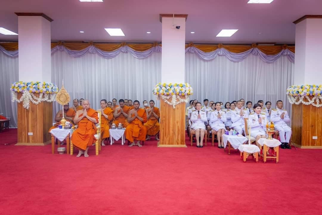 พช. ฉะเชิงเทรา ร่วมพิธีทำบุญตักบาตรถวายพระราชกุศล พิธีวางพวงมาลา และพิธีสวดมนต์ แสดงพระธรรมเทศนา และสวดมาติกา ถวายเป็นพระราชกุศลแด่พระบาทสมเด็จพระบรมชนกาธิเบศร มหาภูมิพลอดุลยเดชมหาราช บรมนาถบพิตร เนื่องในวันนวมินทรมหาราช 13 ตุลาคม 2567