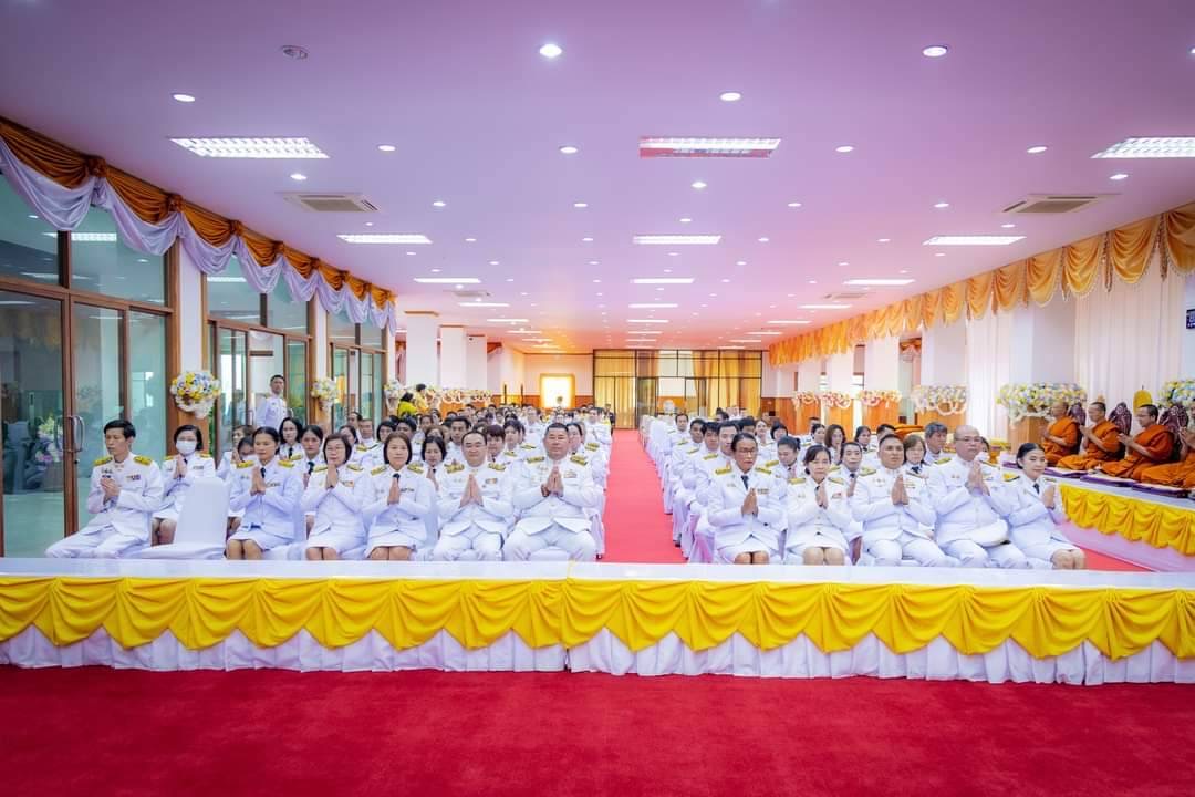 พช. ฉะเชิงเทรา ร่วมพิธีทำบุญตักบาตรถวายพระราชกุศล พิธีวางพวงมาลา และพิธีสวดมนต์ แสดงพระธรรมเทศนา และสวดมาติกา ถวายเป็นพระราชกุศลแด่พระบาทสมเด็จพระบรมชนกาธิเบศร มหาภูมิพลอดุลยเดชมหาราช บรมนาถบพิตร เนื่องในวันนวมินทรมหาราช 13 ตุลาคม 2567