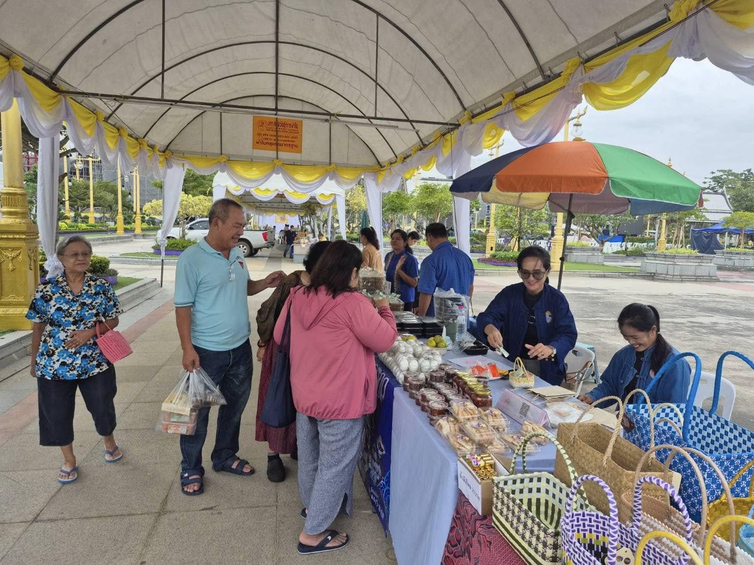 “พช. ฉะเชิงเทรา หนุนผู้ประกอบการ OTOP สุดพลัง ในงานลอยกระทง-แข่งเรือ วัดโสธรฯ คึกคัก พร้อมเดินหน้าสร้างโอกาสทางการตลาด
