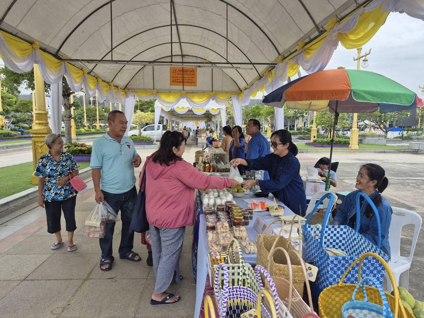 “พช. ฉะเชิงเทรา หนุนผู้ประกอบการ OTOP สุดพลัง ในงานลอยกระทง-แข่งเรือ วัดโสธรฯ คึกคัก พร้อมเดินหน้าสร้างโอกาสทางการตลาด
