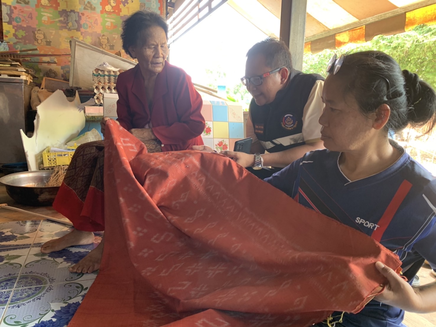 “พช.แปดริ้วขับเคลื่อนโครงการ ผ้าไทยใส่ให้สนุก”