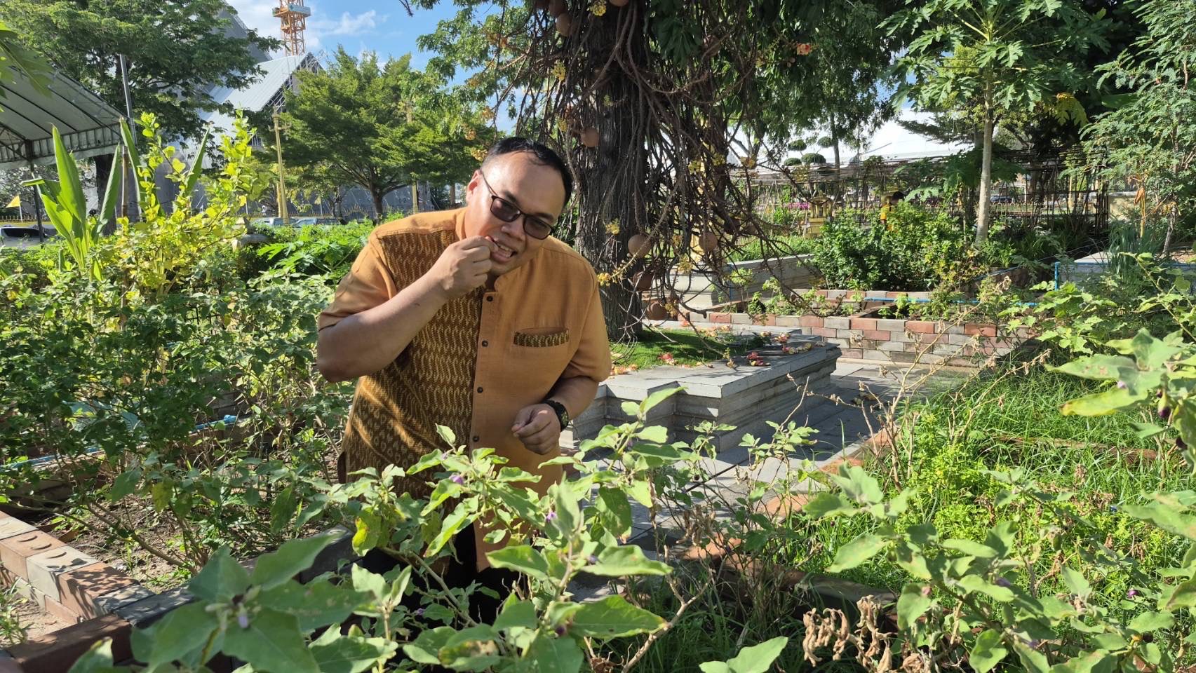 สำนักงานพัฒนาชุมชนฉะเชิงเทรา ร่วมปรับปรุงแปลงผักวัดโสธรฯ มีรัก ปลูกผักแบ่งปัน