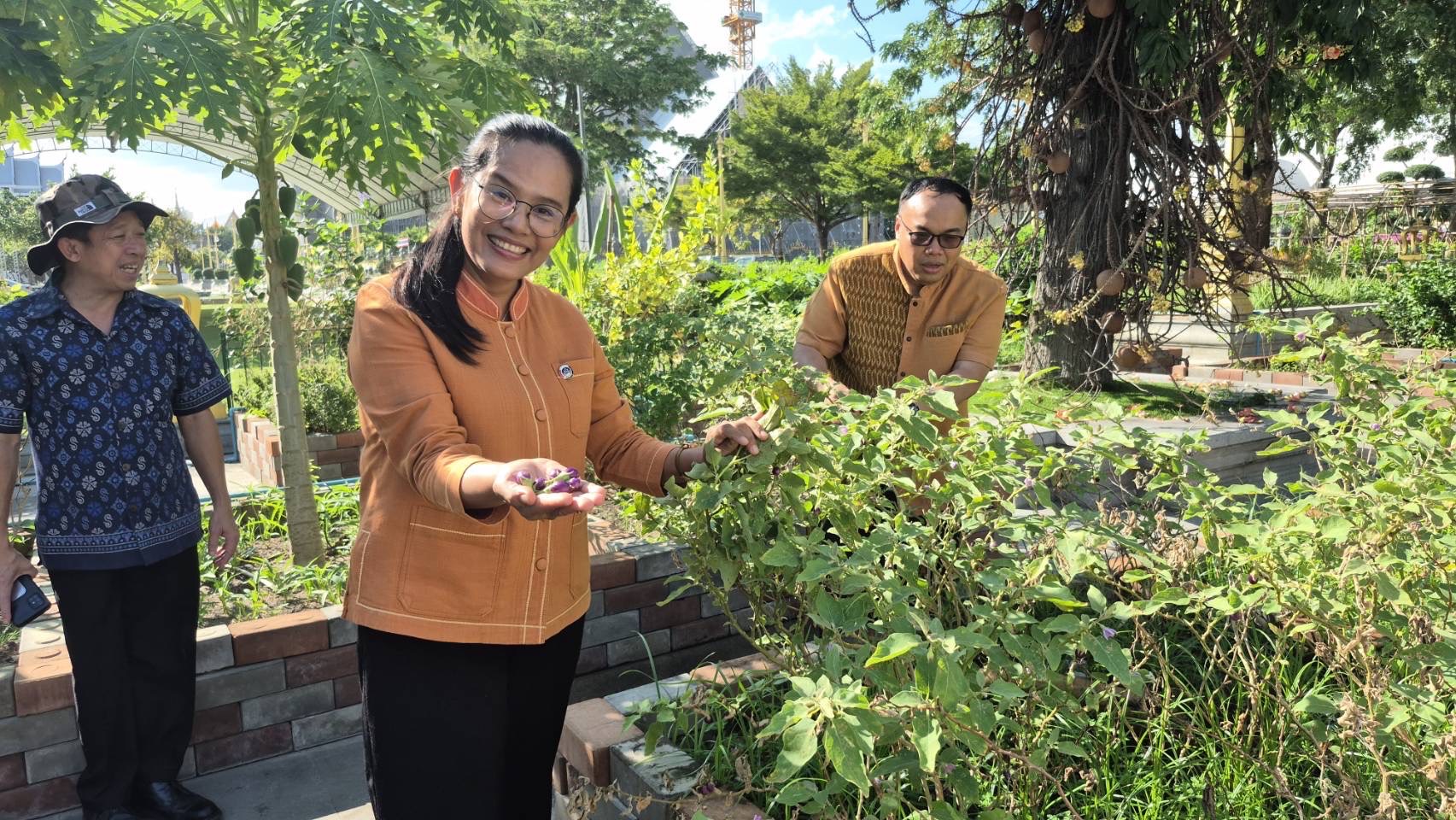 สำนักงานพัฒนาชุมชนฉะเชิงเทรา ร่วมปรับปรุงแปลงผักวัดโสธรฯ มีรัก ปลูกผักแบ่งปัน