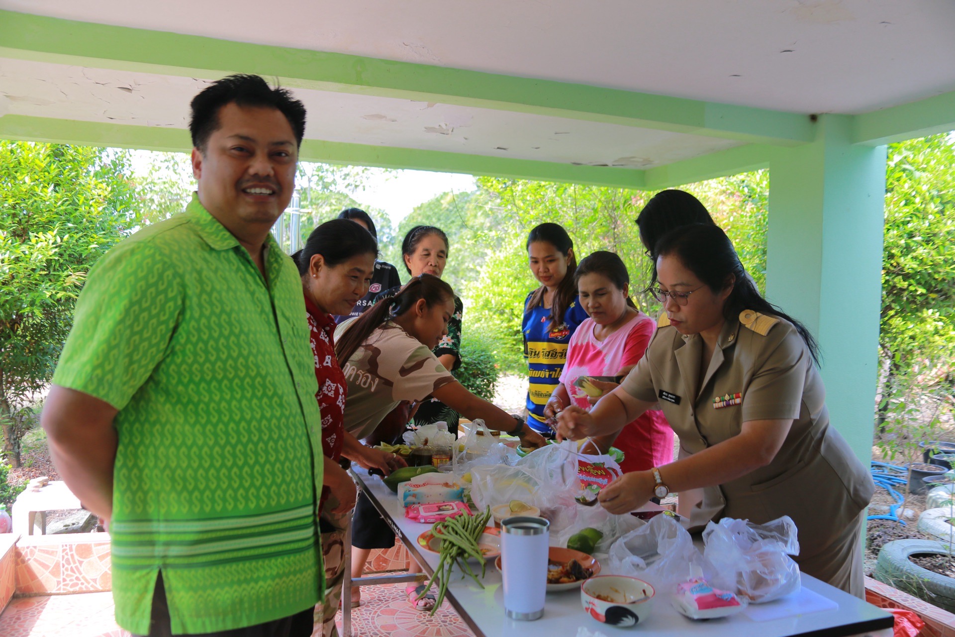 “ส้มตำลีลา รสเด็ด ซ้อมใหญ่ก่อนชิงชัย!” มากับสโลแกน “คำแรกขึ้นสมอง คำสองขึ้นสวรรค์” สำนักงานพัฒนาชุมชนจังหวัดฉะเชิงเทรา ร่วมชมการซ้อมใหญ่ “ตำป่า ลีลา รสเด็ด” จากอำเภอราชสาส์นเตรียมพร้อมประชันความอร่อย