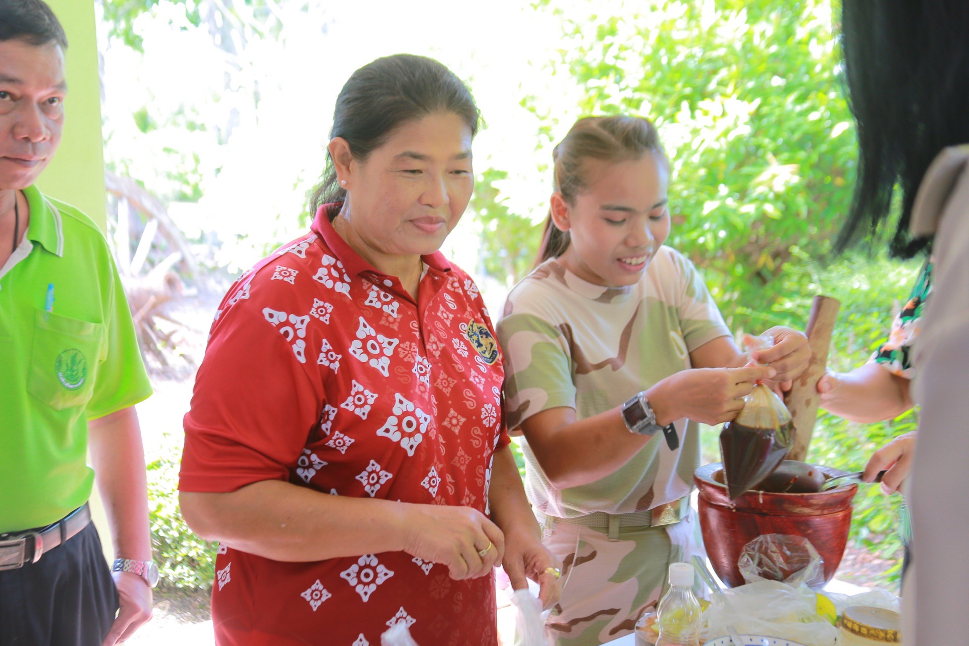 “ส้มตำลีลา รสเด็ด ซ้อมใหญ่ก่อนชิงชัย!” มากับสโลแกน “คำแรกขึ้นสมอง คำสองขึ้นสวรรค์” สำนักงานพัฒนาชุมชนจังหวัดฉะเชิงเทรา ร่วมชมการซ้อมใหญ่ “ตำป่า ลีลา รสเด็ด” จากอำเภอราชสาส์นเตรียมพร้อมประชันความอร่อย