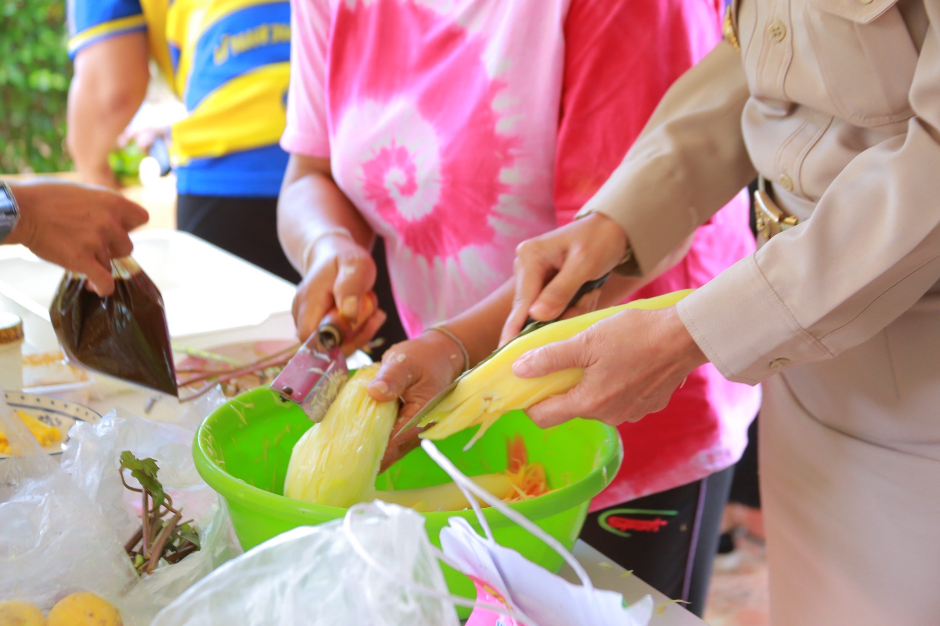 “ส้มตำลีลา รสเด็ด ซ้อมใหญ่ก่อนชิงชัย!” มากับสโลแกน “คำแรกขึ้นสมอง คำสองขึ้นสวรรค์” สำนักงานพัฒนาชุมชนจังหวัดฉะเชิงเทรา ร่วมชมการซ้อมใหญ่ “ตำป่า ลีลา รสเด็ด” จากอำเภอราชสาส์นเตรียมพร้อมประชันความอร่อย