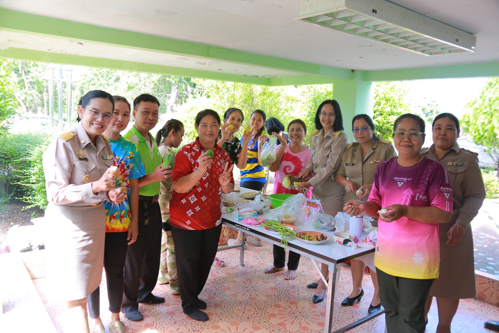 “ส้มตำลีลา รสเด็ด ซ้อมใหญ่ก่อนชิงชัย!” มากับสโลแกน “คำแรกขึ้นสมอง คำสองขึ้นสวรรค์” สำนักงานพัฒนาชุมชนจังหวัดฉะเชิงเทรา ร่วมชมการซ้อมใหญ่ “ตำป่า ลีลา รสเด็ด” จากอำเภอราชสาส์นเตรียมพร้อมประชันความอร่อย
