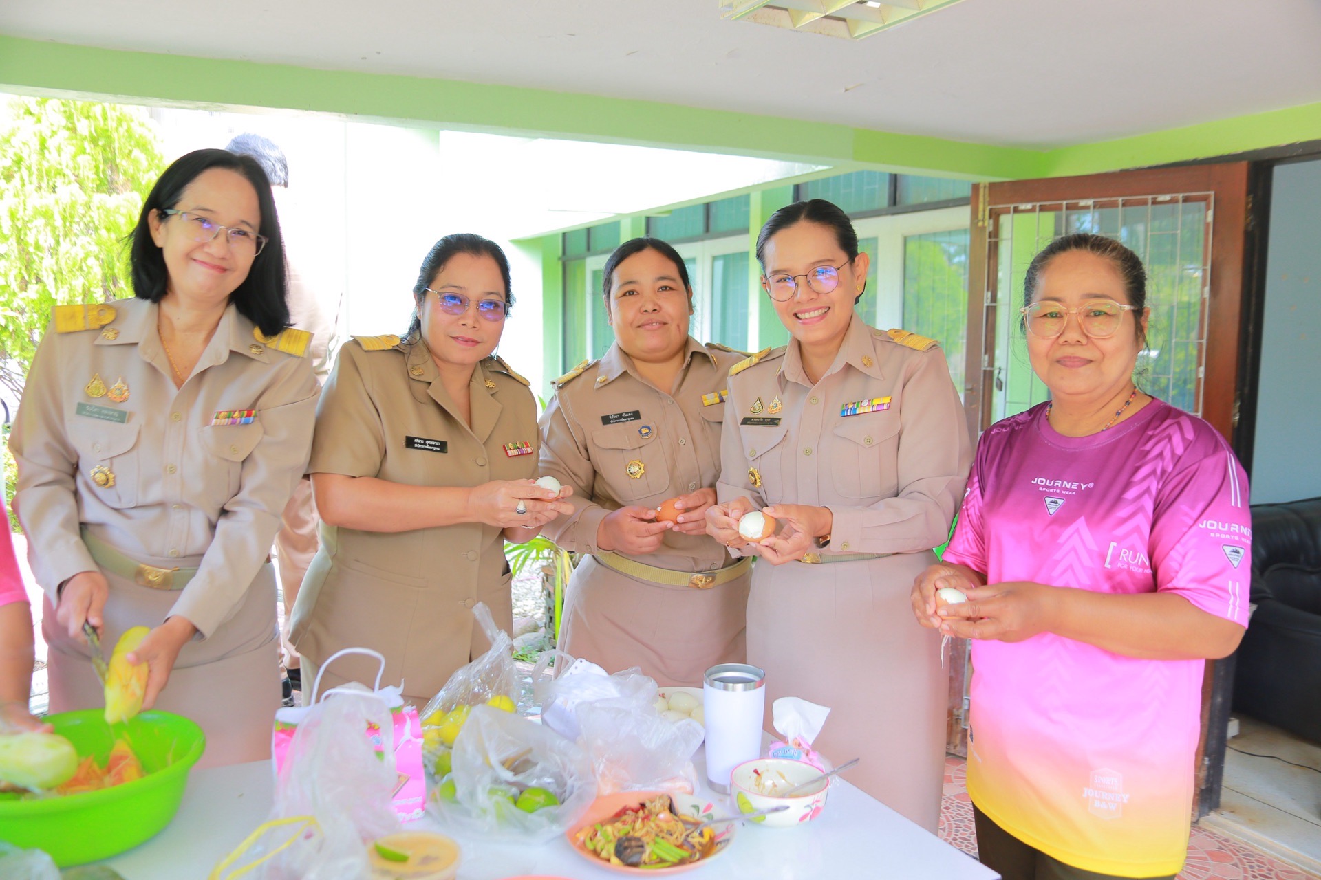 “ส้มตำลีลา รสเด็ด ซ้อมใหญ่ก่อนชิงชัย!” มากับสโลแกน “คำแรกขึ้นสมอง คำสองขึ้นสวรรค์” สำนักงานพัฒนาชุมชนจังหวัดฉะเชิงเทรา ร่วมชมการซ้อมใหญ่ “ตำป่า ลีลา รสเด็ด” จากอำเภอราชสาส์นเตรียมพร้อมประชันความอร่อย