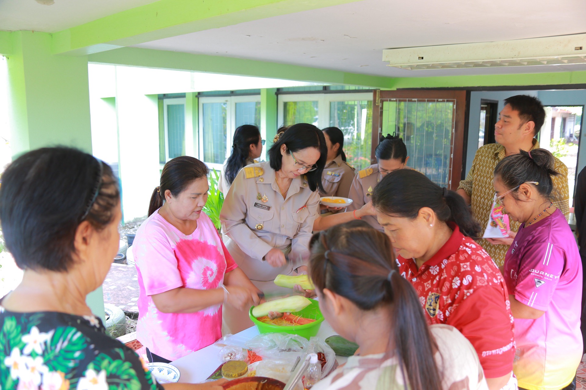 “ส้มตำลีลา รสเด็ด ซ้อมใหญ่ก่อนชิงชัย!” มากับสโลแกน “คำแรกขึ้นสมอง คำสองขึ้นสวรรค์” สำนักงานพัฒนาชุมชนจังหวัดฉะเชิงเทรา ร่วมชมการซ้อมใหญ่ “ตำป่า ลีลา รสเด็ด” จากอำเภอราชสาส์นเตรียมพร้อมประชันความอร่อย