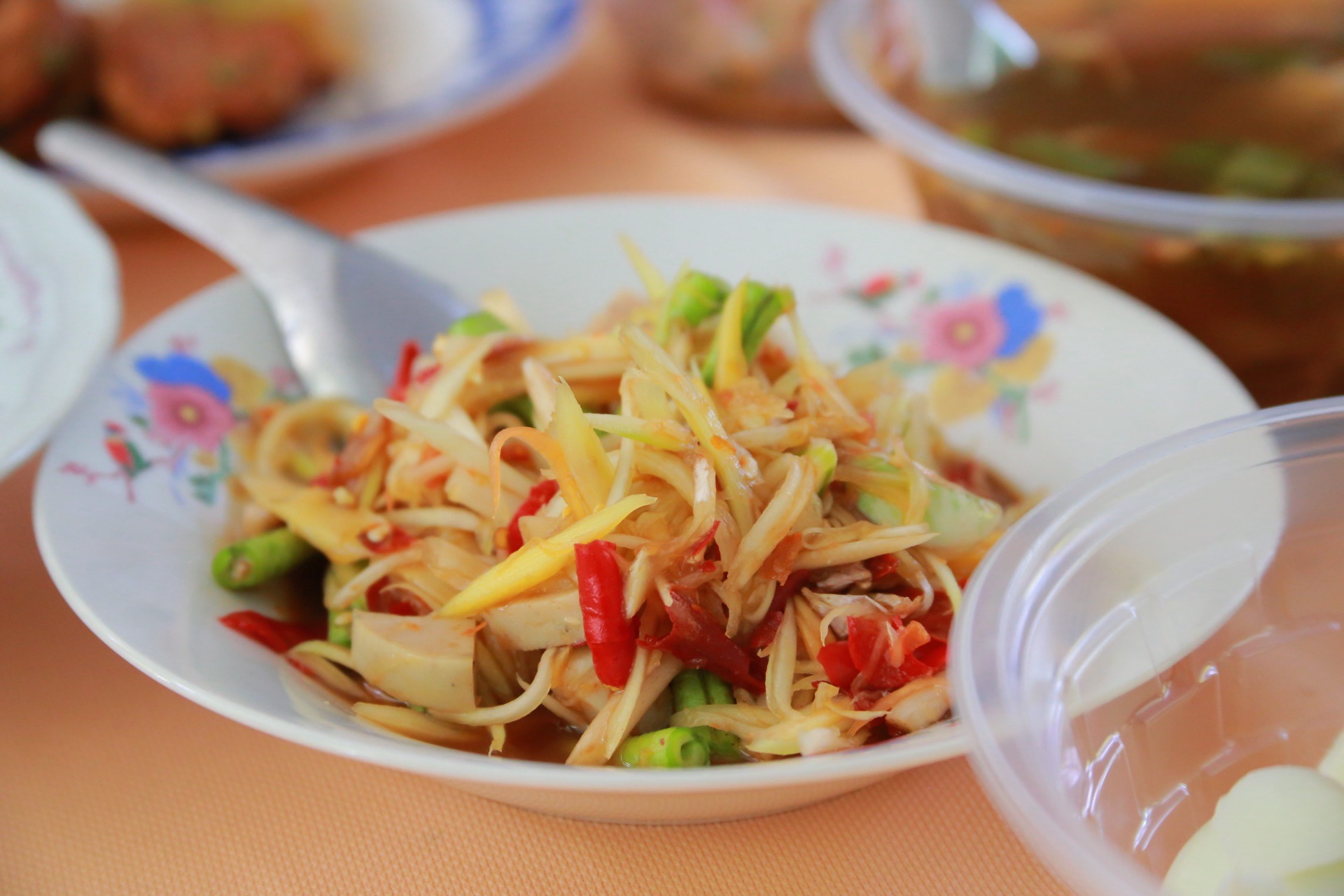 “ส้มตำลีลา รสเด็ด ซ้อมใหญ่ก่อนชิงชัย!” มากับสโลแกน “คำแรกขึ้นสมอง คำสองขึ้นสวรรค์” สำนักงานพัฒนาชุมชนจังหวัดฉะเชิงเทรา ร่วมชมการซ้อมใหญ่ “ตำป่า ลีลา รสเด็ด” จากอำเภอราชสาส์นเตรียมพร้อมประชันความอร่อย