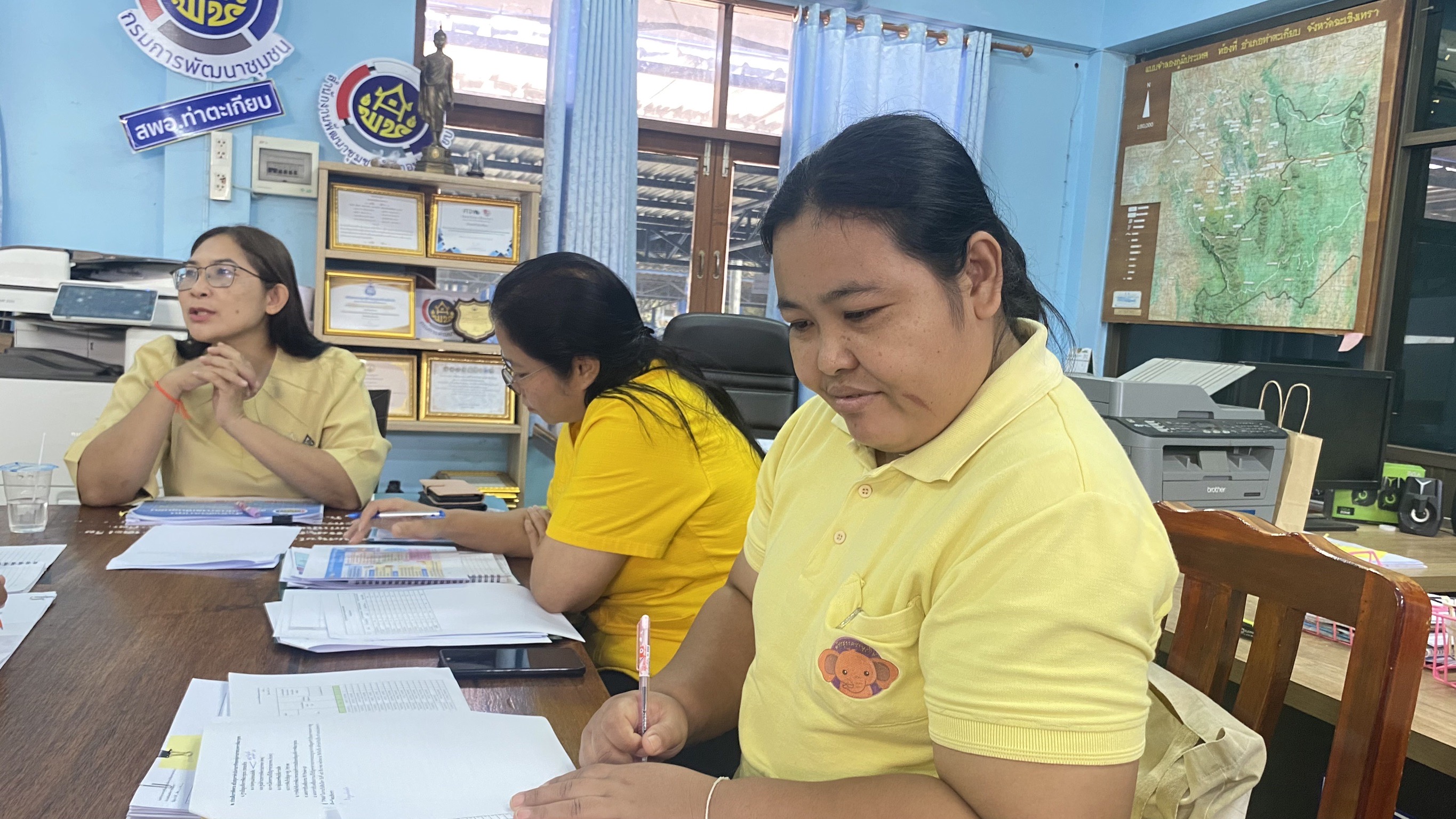 “ฐานข้อมูลเพื่อการพัฒนาชุมชน: สู่การแก้ไขปัญหาความยากจนอย่างยั่งยืน” พช.แปดริ้ว เดินสายสนับสนุน วางแผนการดำเนินงาน ปี 2568 ณ อำเภอท่าตะเกียบและ อำเภอสนามชัยเขต