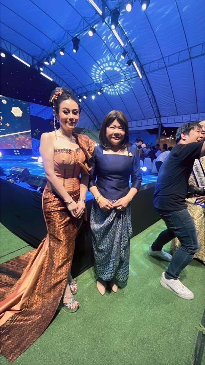 “ผ้าไทยใส่ให้สนุก” สืบสานคุณค่าแห่งผืนผ้าไทยในงานเดินแบบการกุศล