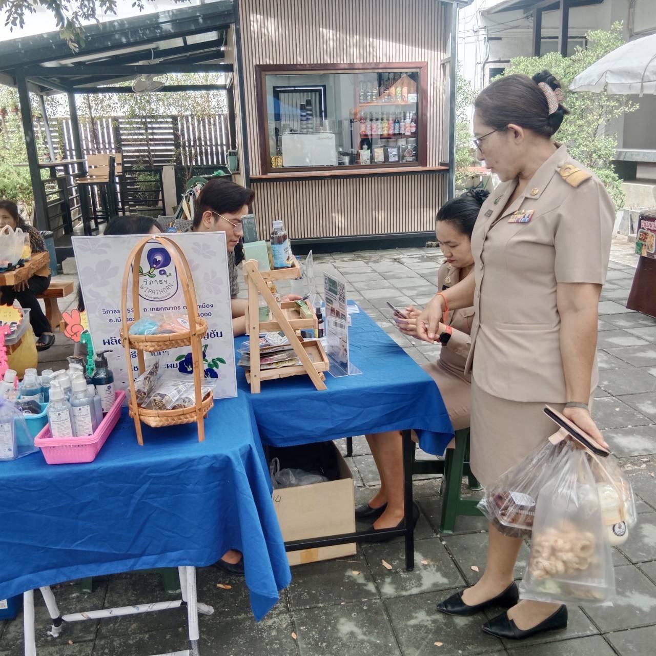 “ผู้อำนวยการกลุ่มงานสารสนเทศฯ ชวนเที่ยวงานตลาดกลางลาน @ศาลากลาง 8 ริ้ว ส่งเสริมผลิตภัณฑ์ชุมชน”
