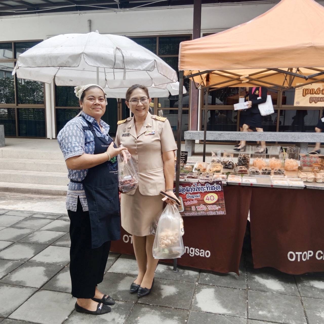 “ผู้อำนวยการกลุ่มงานสารสนเทศฯ ชวนเที่ยวงานตลาดกลางลาน @ศาลากลาง 8 ริ้ว ส่งเสริมผลิตภัณฑ์ชุมชน”