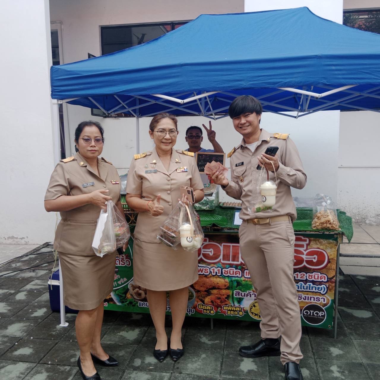 “ผู้อำนวยการกลุ่มงานสารสนเทศฯ ชวนเที่ยวงานตลาดกลางลาน @ศาลากลาง 8 ริ้ว ส่งเสริมผลิตภัณฑ์ชุมชน”