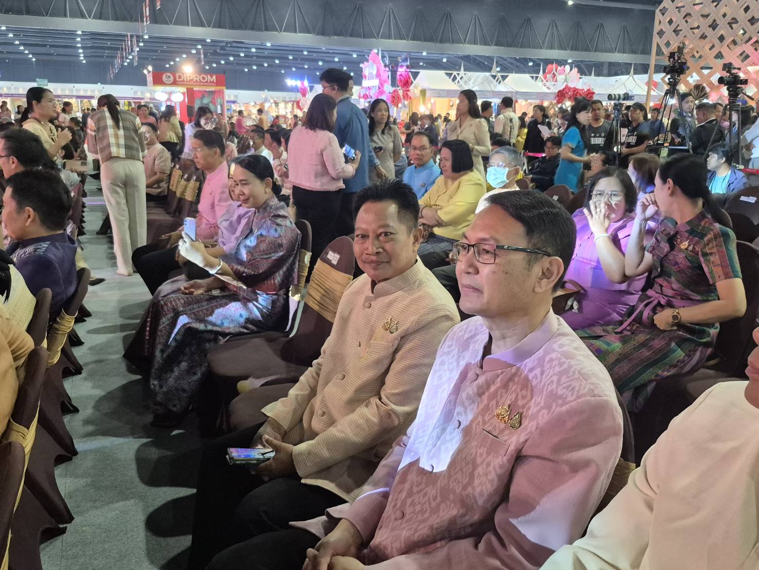 🎉พช.ฉะเชิงเทรา ร่วมพิธีเปิดสุดยิ่งใหญ่ !! “OTOP City 2024 Happy Market” กระทรวงมหาดไทยมอบความสุขให้คนไทยส่งท้ายปลายปี