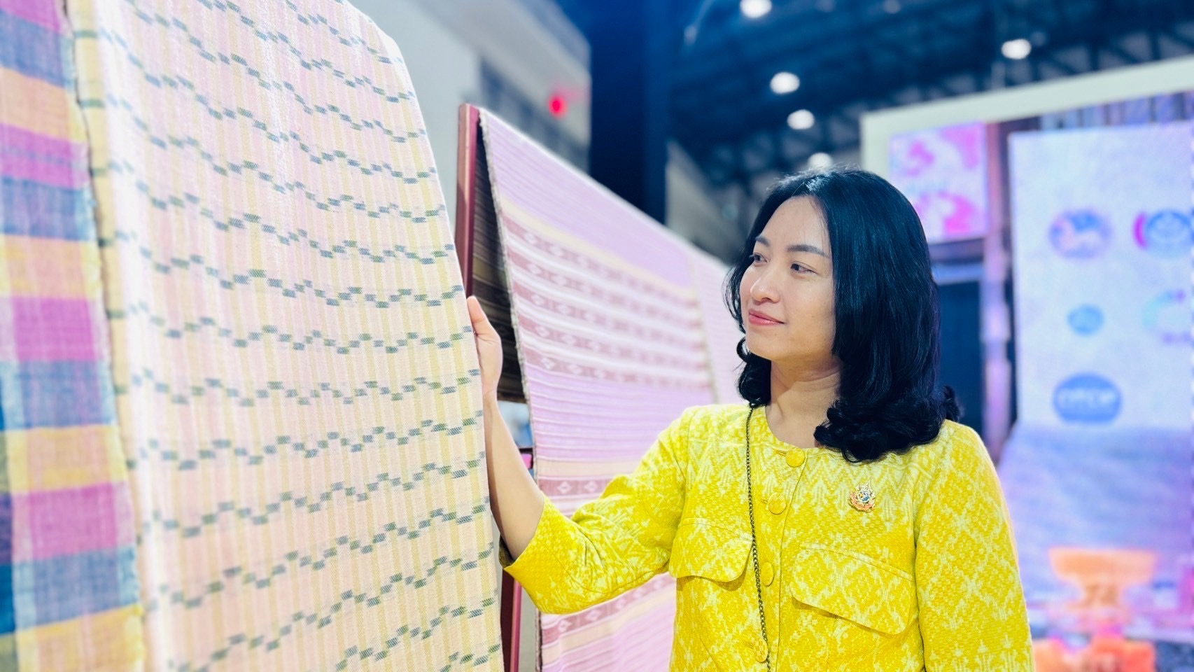 💃พจ.ฉะเชิงเทรา นำทีมจนท.เยี่ยมชมและอุดหนุนสินค้าในงาน “Silk Festival 2024 สู่การพัฒนาที่ยั่งยืน”