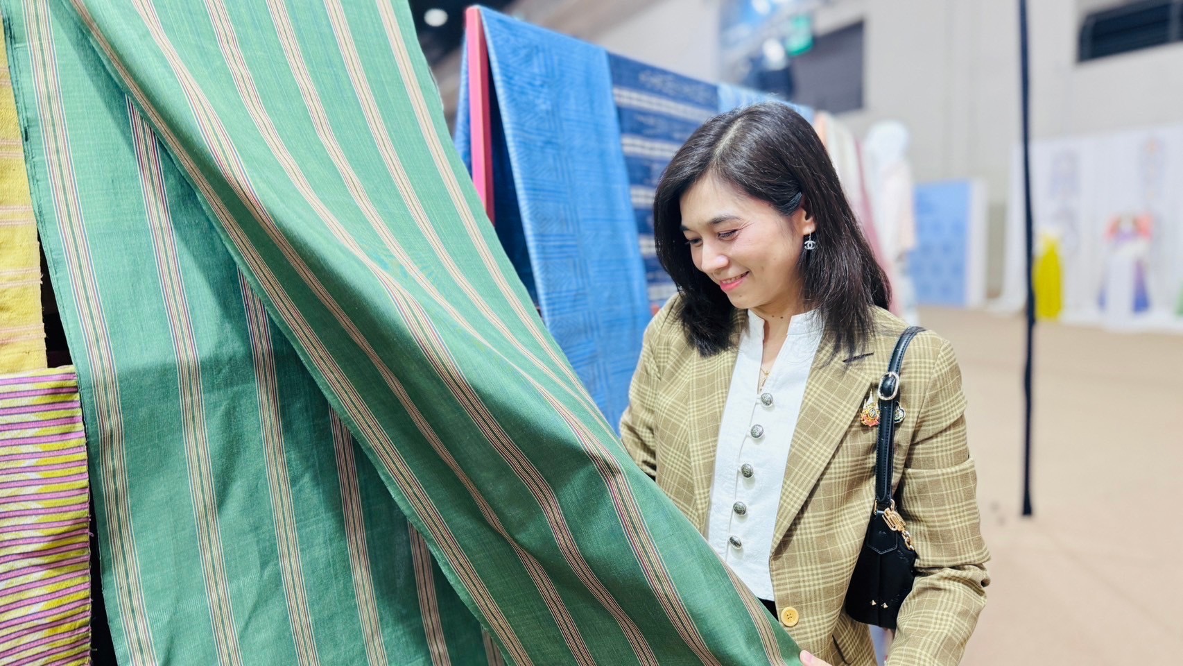 💃พจ.ฉะเชิงเทรา นำทีมจนท.เยี่ยมชมและอุดหนุนสินค้าในงาน “Silk Festival 2024 สู่การพัฒนาที่ยั่งยืน”