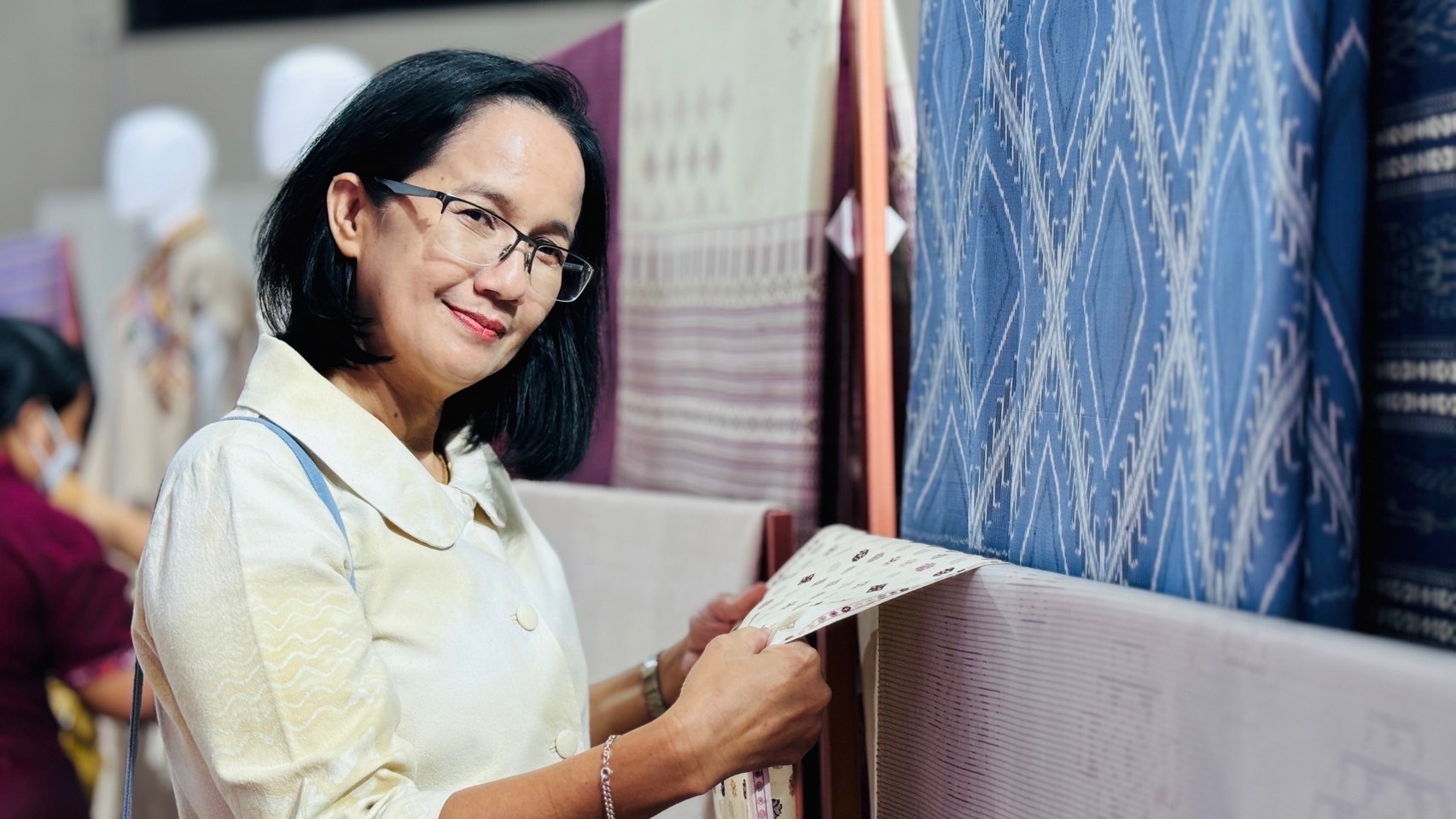 💃พจ.ฉะเชิงเทรา นำทีมจนท.เยี่ยมชมและอุดหนุนสินค้าในงาน “Silk Festival 2024 สู่การพัฒนาที่ยั่งยืน”