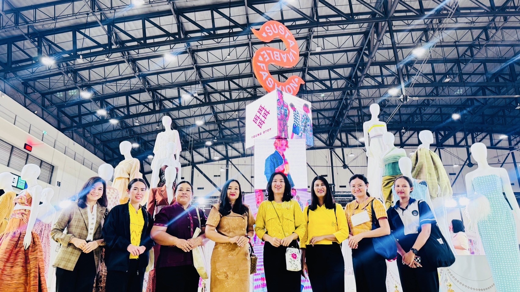 💃พจ.ฉะเชิงเทรา นำทีมจนท.เยี่ยมชมและอุดหนุนสินค้าในงาน “Silk Festival 2024 สู่การพัฒนาที่ยั่งยืน”