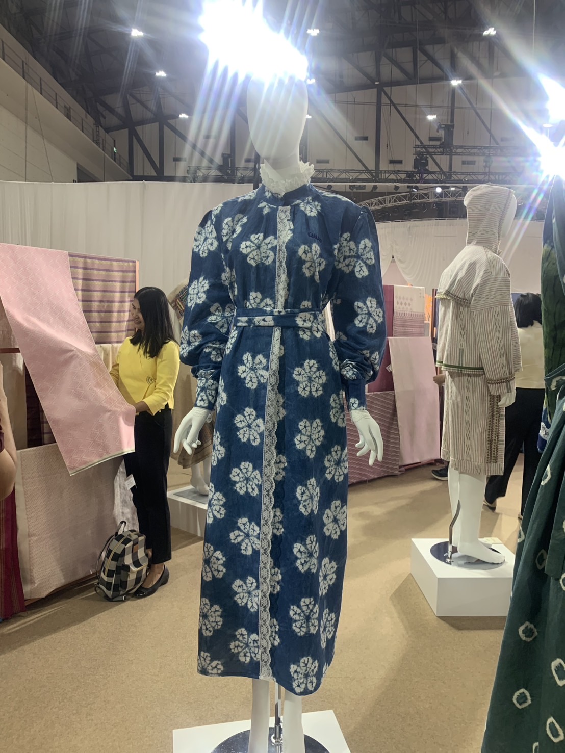 💃พจ.ฉะเชิงเทรา นำทีมจนท.เยี่ยมชมและอุดหนุนสินค้าในงาน “Silk Festival 2024 สู่การพัฒนาที่ยั่งยืน”