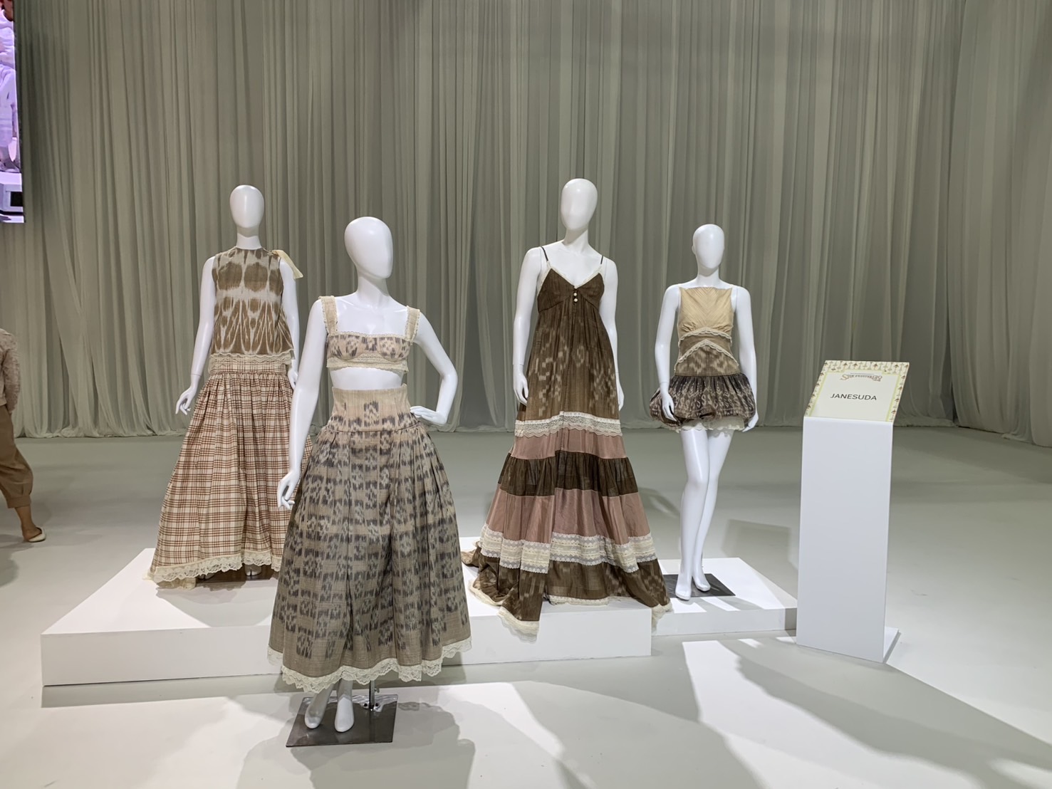 💃พจ.ฉะเชิงเทรา นำทีมจนท.เยี่ยมชมและอุดหนุนสินค้าในงาน “Silk Festival 2024 สู่การพัฒนาที่ยั่งยืน”