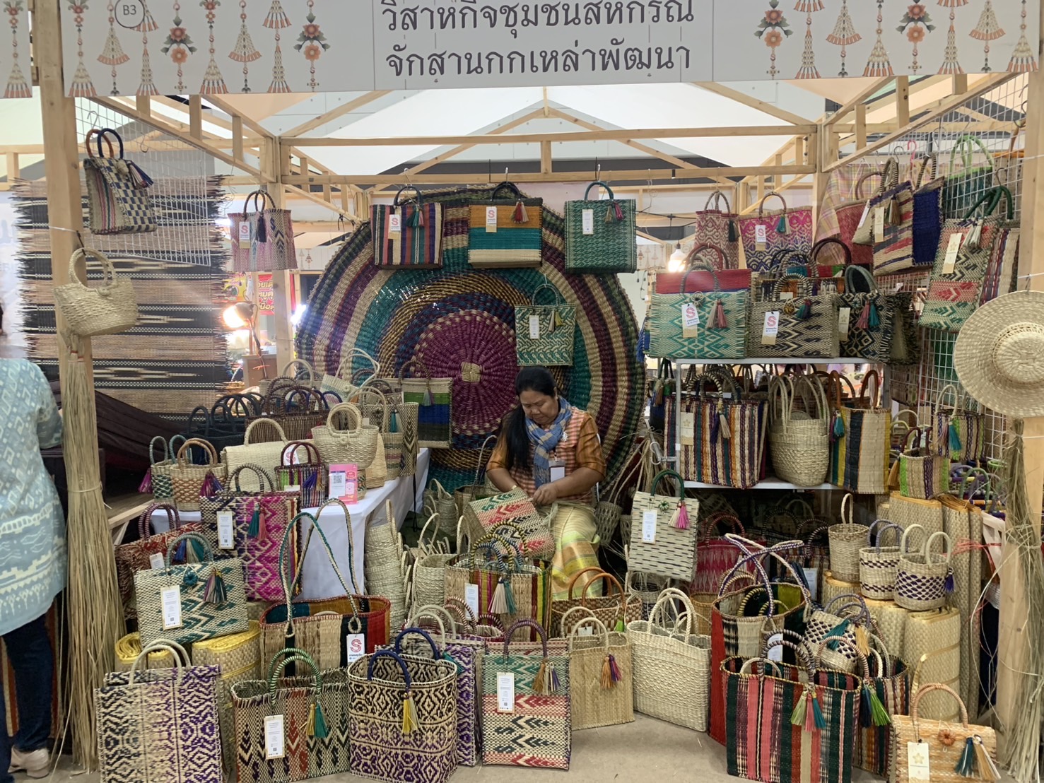 💃พจ.ฉะเชิงเทรา นำทีมจนท.เยี่ยมชมและอุดหนุนสินค้าในงาน “Silk Festival 2024 สู่การพัฒนาที่ยั่งยืน”