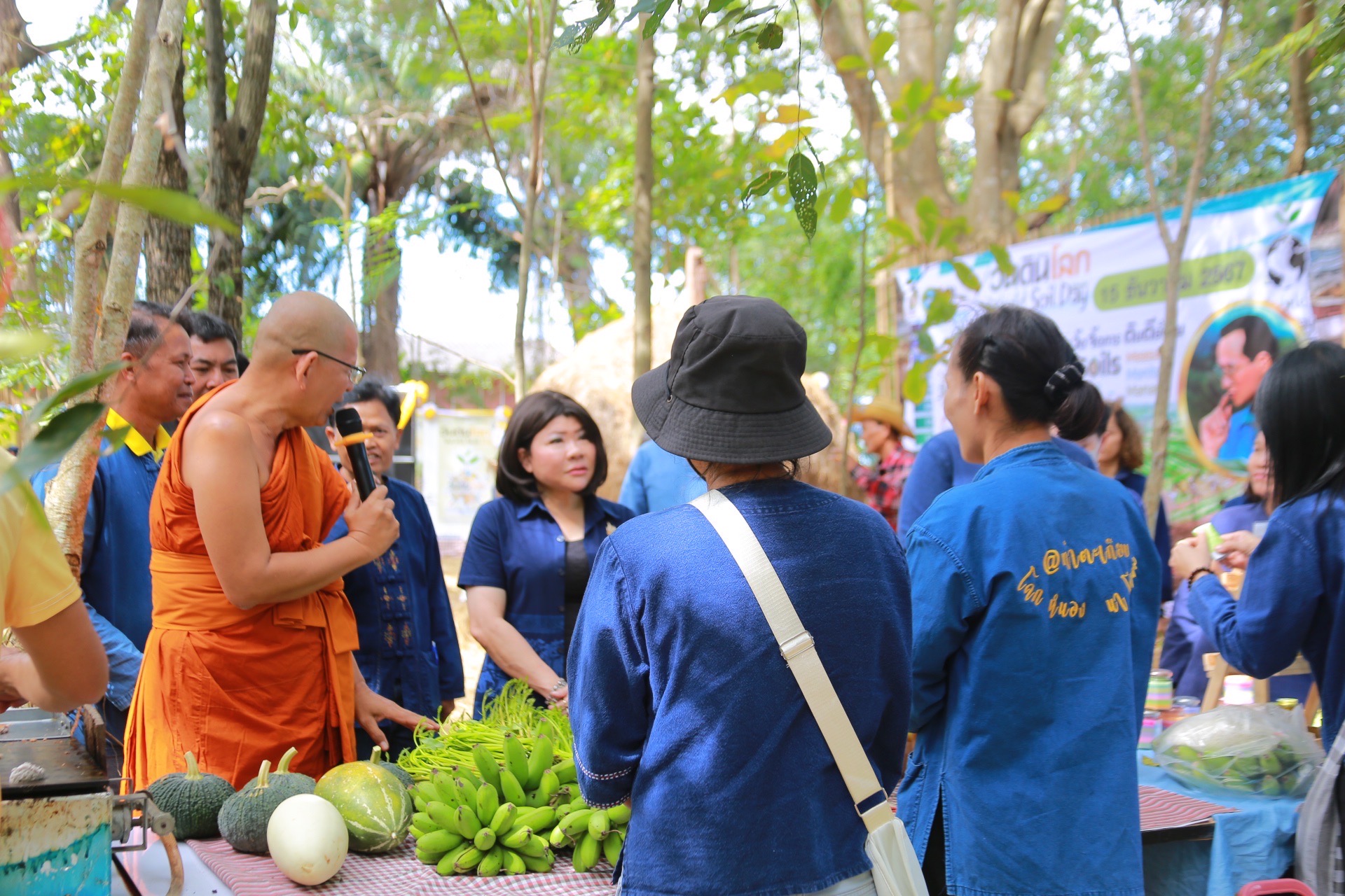 พช.ฉะเชิงเทรา ร่วมกับ วัดวังเย็นและเทศบาลตำบลวังเย็น  ดำเนินโครงการวันดินโลก World soil Day ปี 2567 วัดวังเย็น ภายใต้หัวข้อ “Caring for Soils : measure, monitor, manage” ใส่ใจมาตรฐาน ตรวจวัดจัดการ ดินดียั่งยืน เพื่อน้อมรำลึกถึงพระมหากรุณาธิคุณและถวายสดุดีพระเกียรติคุณพระบาทสมเด็จพระบรมชนกาธิเบศร มหาภูมิพลอดุลยเดชมหาราช บรมนาถบพิตร