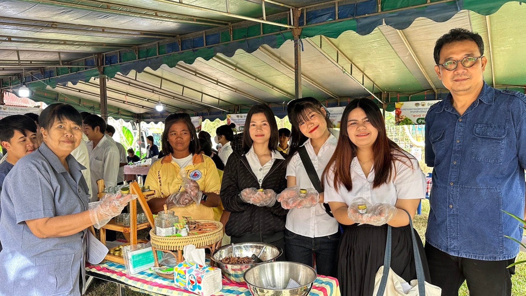 พช.ฉะเชิงเทรา ร่วมกับ วัดวังเย็นและเทศบาลตำบลวังเย็น  ดำเนินโครงการวันดินโลก World soil Day ปี 2567 วัดวังเย็น ภายใต้หัวข้อ “Caring for Soils : measure, monitor, manage” ใส่ใจมาตรฐาน ตรวจวัดจัดการ ดินดียั่งยืน เพื่อน้อมรำลึกถึงพระมหากรุณาธิคุณและถวายสดุดีพระเกียรติคุณพระบาทสมเด็จพระบรมชนกาธิเบศร มหาภูมิพลอดุลยเดชมหาราช บรมนาถบพิตร