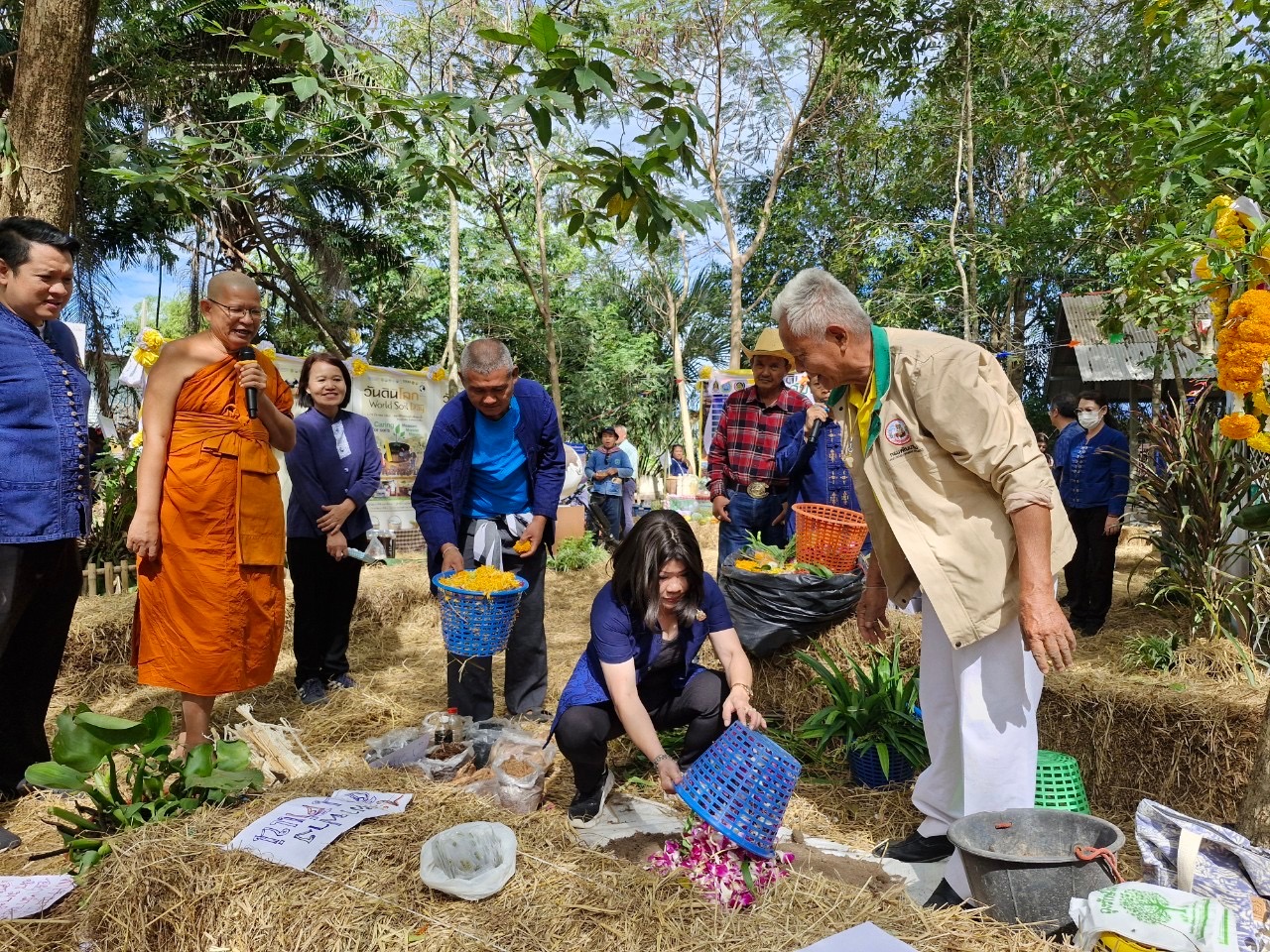 พช.ฉะเชิงเทรา ร่วมกับ วัดวังเย็นและเทศบาลตำบลวังเย็น  ดำเนินโครงการวันดินโลก World soil Day ปี 2567 วัดวังเย็น ภายใต้หัวข้อ “Caring for Soils : measure, monitor, manage” ใส่ใจมาตรฐาน ตรวจวัดจัดการ ดินดียั่งยืน เพื่อน้อมรำลึกถึงพระมหากรุณาธิคุณและถวายสดุดีพระเกียรติคุณพระบาทสมเด็จพระบรมชนกาธิเบศร มหาภูมิพลอดุลยเดชมหาราช บรมนาถบพิตร