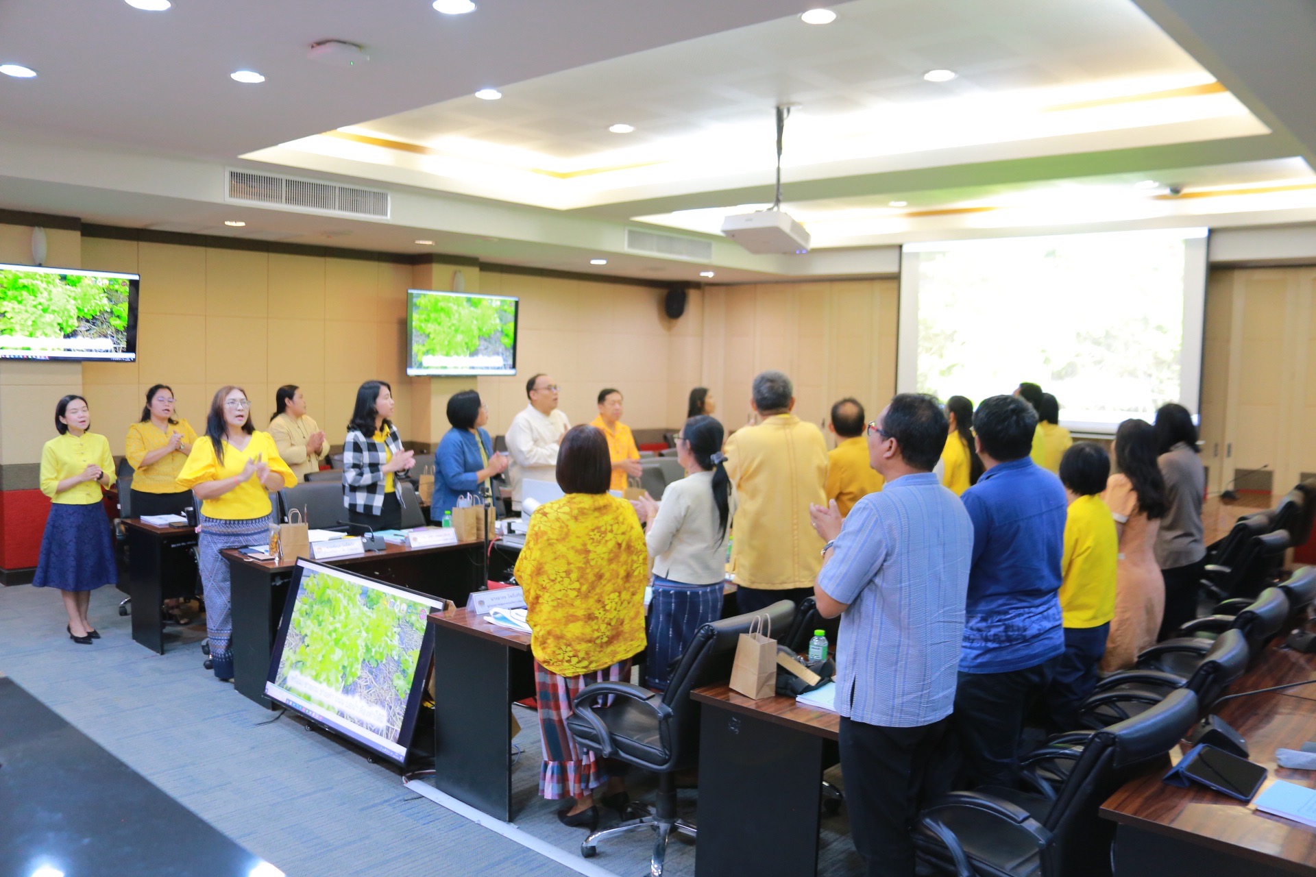 “ร่วมสร้างความเข้มแข็งชุมชน สู่การพัฒนาที่ยั่งยืน!” ผู้ตรวจราชการกรมการพัฒนาชุมชน ร่วมประชุมผู้บริหารและเจ้าหน้าที่พัฒนาชุมชนจังหวัดฉะเชิงเทรา