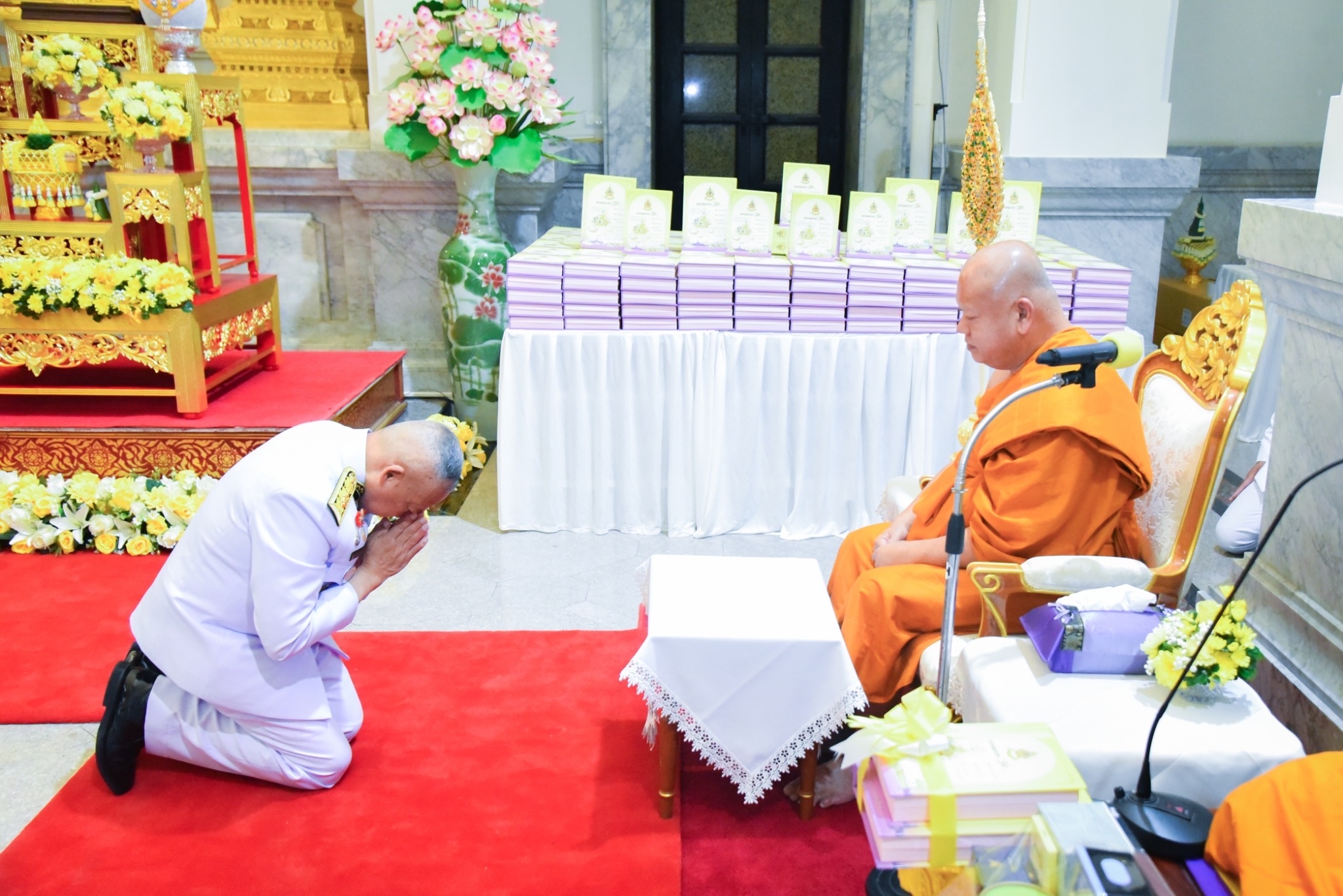 สมเด็จพระเจ้าอยู่หัว ทรงพระกรุณาโปรดเกล้าฯ ให้ พลอากาศเอก สถิตพงษ์ สุขวิมล ราชเลขานุการในพระองค์ พระบาทสมเด็จพระเจ้าอยู่หัว เป็นผู้แทนพระองค์ ไปถวายชุดหนังสือ ธรรมนาวา “วัง” และสิ่งของพระราชทาน แด่เจ้าคณะจังหวัดฉะเชิงเทรา ณ วัดโสธรวรารามวรวิหาร ตำบลหน้าเมือง อำเภอเมืองฉงฉะเชิงเทรา จังหวัดฉะเชิงเทรา