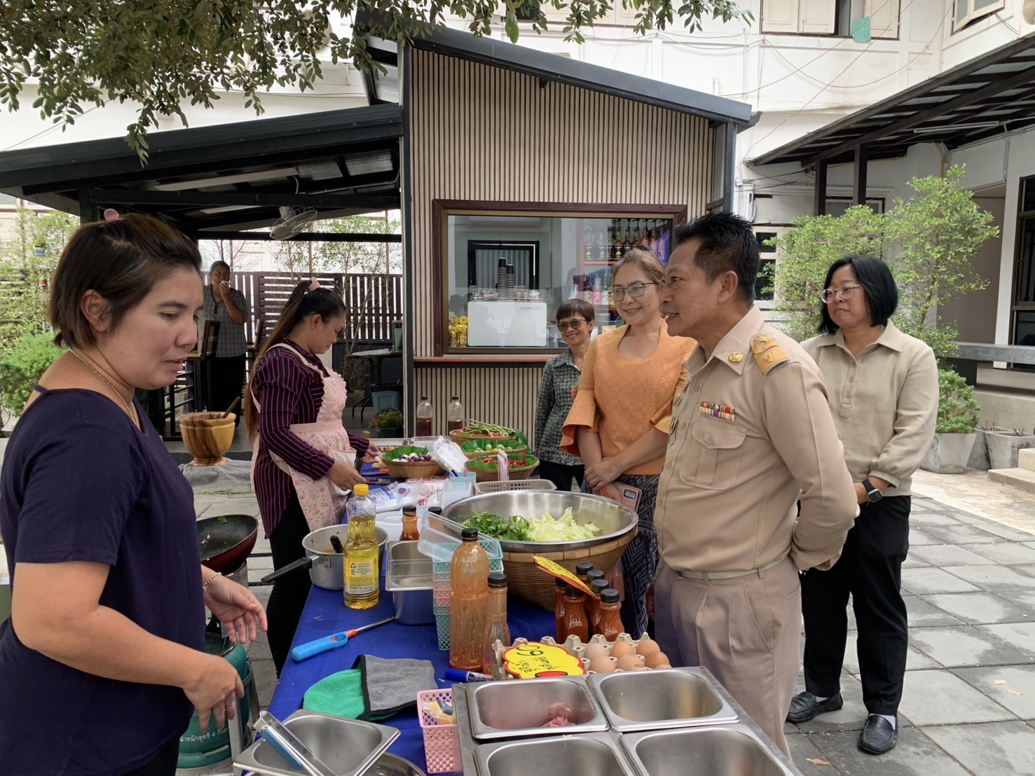 🎁พช.ฉะเชิงเทรา ส่งเสริมช่องทางการจำหน่ายผลิตภัณฑ์ OTOP จังหวัดฉะเชิงเทรา ณ ตลาดกลางลาน@ศาลากลาง♾️ริ้ว