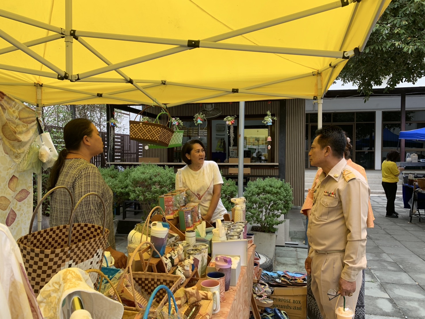 🎁พช.ฉะเชิงเทรา ส่งเสริมช่องทางการจำหน่ายผลิตภัณฑ์ OTOP จังหวัดฉะเชิงเทรา ณ ตลาดกลางลาน@ศาลากลาง♾️ริ้ว